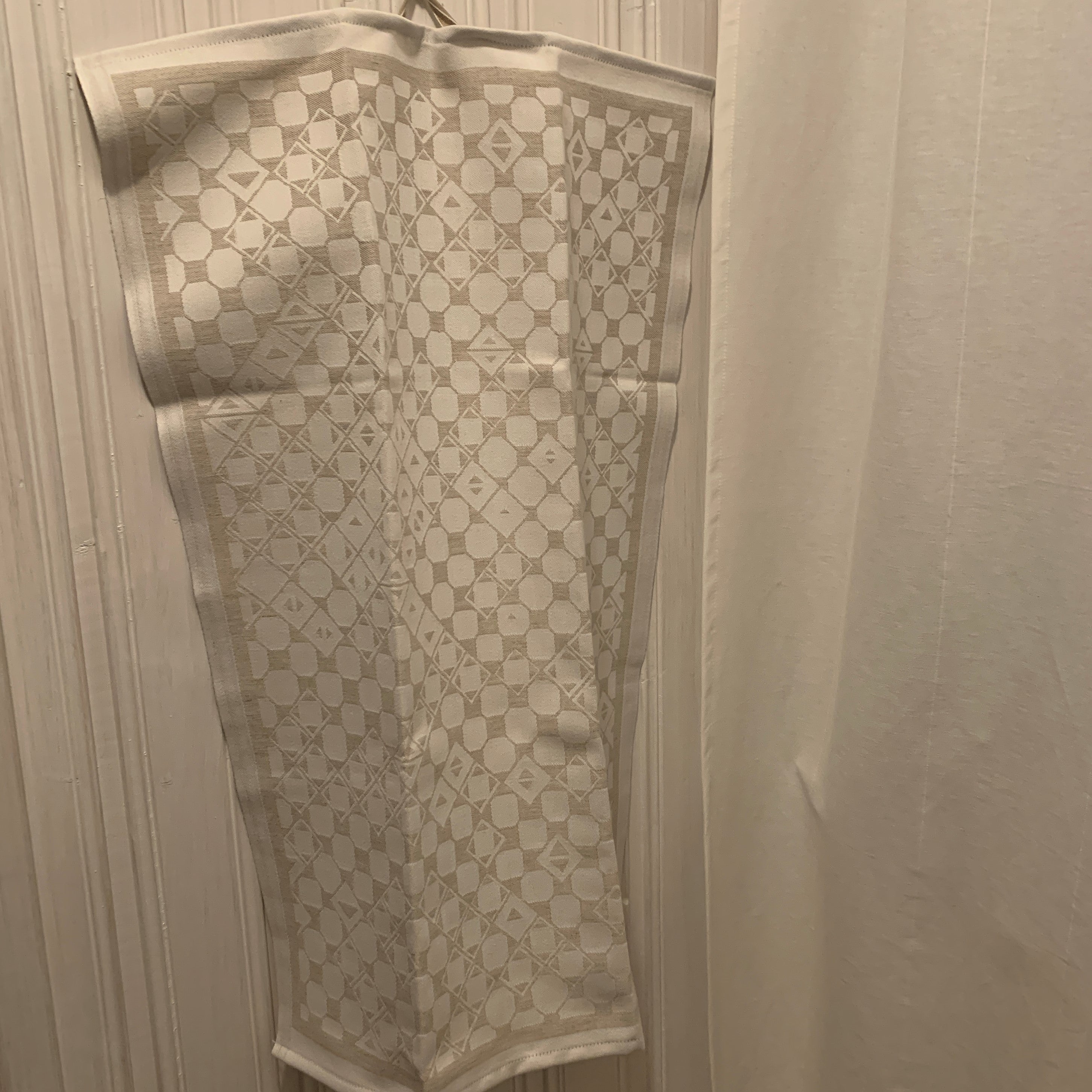 Risfjells Sameslöjds design "Marsfjälls Nåjdens Mönster" som handduk. Handduk i bomull och lin med vårt unika mönster från  Marsfjäll i Vilhelmina som Sven-Åke Risfjell upptäckt och återinfört i slöjden. I textil produktion av Doris Risfjell i samarbete med olika väverier. Handdukarnas mått är 50x70 cm. De finns i färgerna naturvit, blå, brun grå och röd. Här i linets färg.