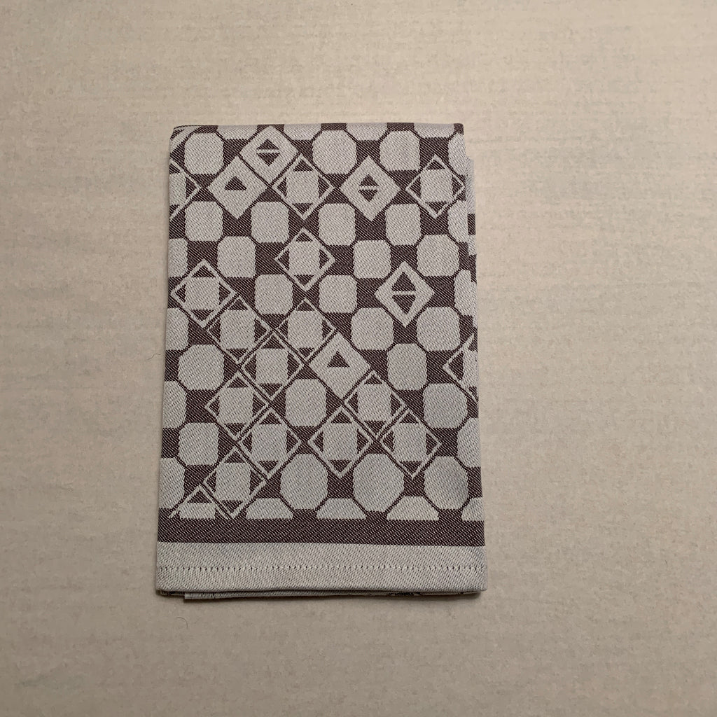 Risfjells Sameslöjds design "Marsfjälls Nåjdens Mönster" som handduk. Handduk i bomull och lin med vårt unika mönster från  Marsfjäll i Vilhelmina som Sven-Åke Risfjell upptäckt och återinfört i slöjden. I textil produktion av Doris Risfjell i samarbete med olika väverier. Handdukarnas mått är 50x70 cm. De finns i färgerna naturvit, blå, brun grå och röd. Här i grått.