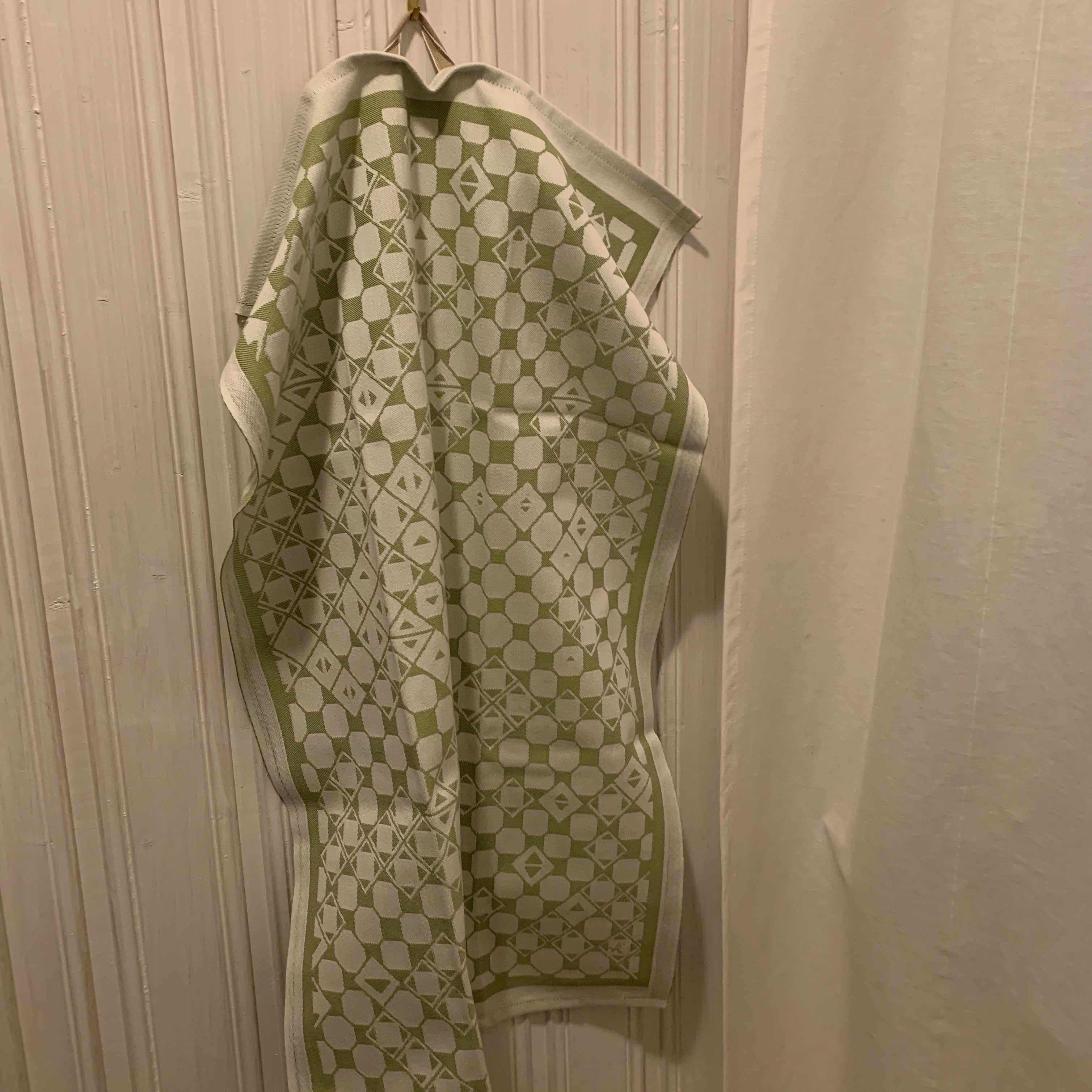 Risfjells Sameslöjds design "Marsfjälls Nåjdens Mönster" som handduk. Handduk i bomull och lin med vårt unika mönster från  Marsfjäll i Vilhelmina som Sven-Åke Risfjell upptäckt och återinfört i slöjden. I textil produktion av Doris Risfjell i samarbete med olika väverier. Handdukarnas mått är 50x70 cm. De finns i färgerna naturvit, blå, brun grå och röd. Här i grönt.