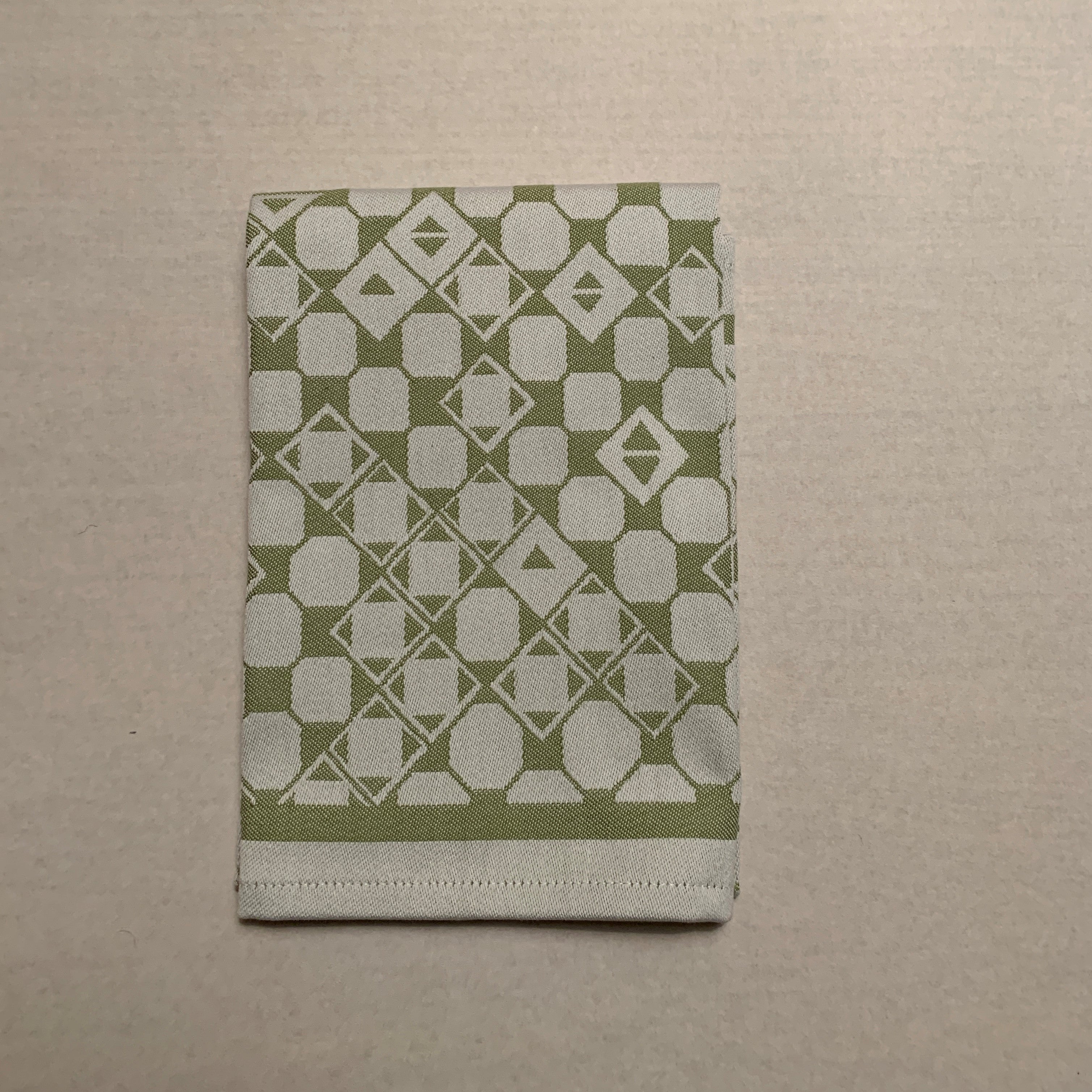 Risfjells Sameslöjds design "Marsfjälls Nåjdens Mönster" som handduk. Handduk i bomull och lin med vårt unika mönster från  Marsfjäll i Vilhelmina som Sven-Åke Risfjell upptäckt och återinfört i slöjden. I textil produktion av Doris Risfjell i samarbete med olika väverier. Handdukarnas mått är 50x70 cm. De finns i färgerna naturvit, blå, brun grå och röd. Här i grönt.