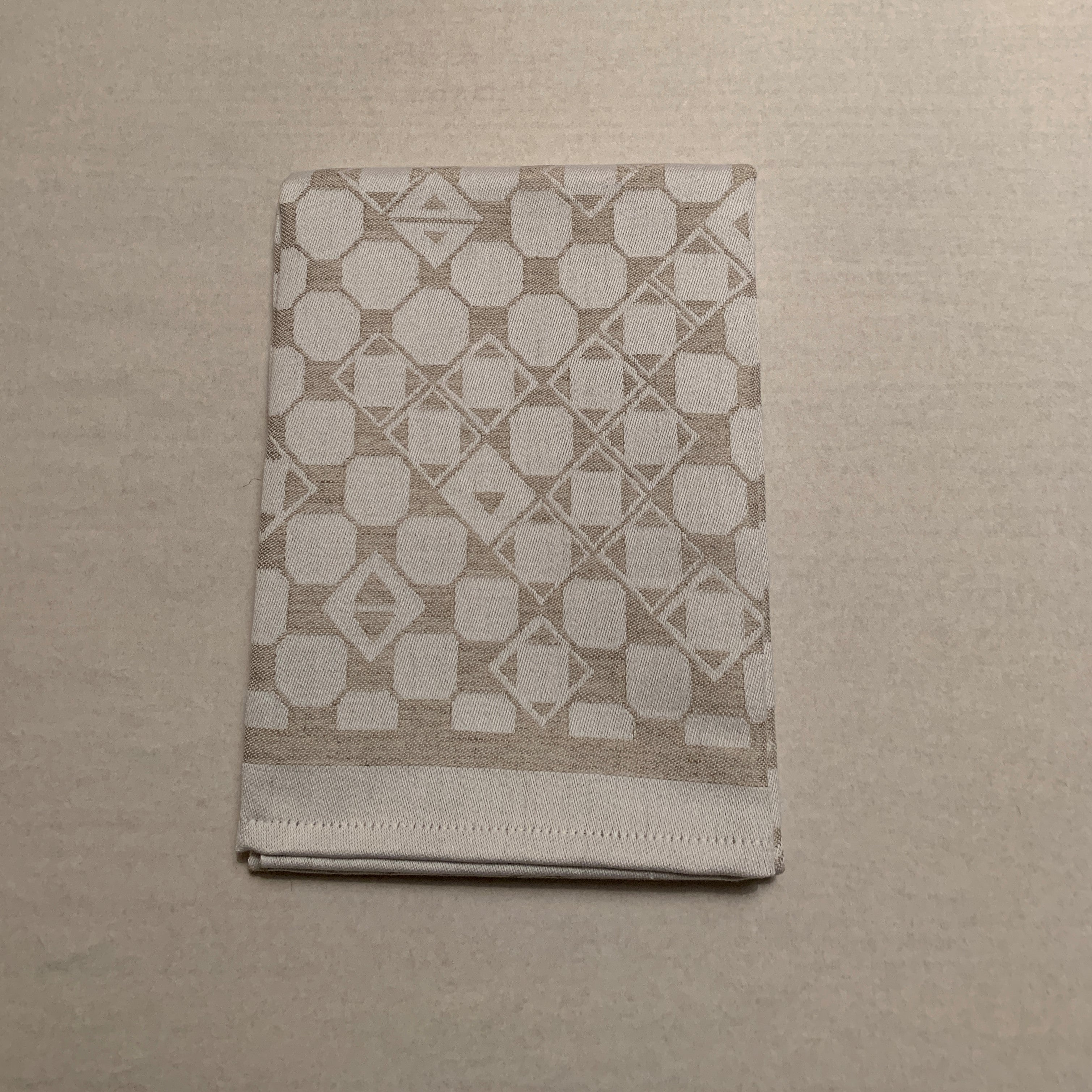 Risfjells Sameslöjds design "Marsfjälls Nåjdens Mönster" som handduk. Handduk i bomull och lin med vårt unika mönster från  Marsfjäll i Vilhelmina som Sven-Åke Risfjell upptäckt och återinfört i slöjden. I textil produktion av Doris Risfjell i samarbete med olika väverier. Handdukarnas mått är 50x70 cm. De finns i färgerna naturvit, blå, brun grå och röd. Här i linets färg.