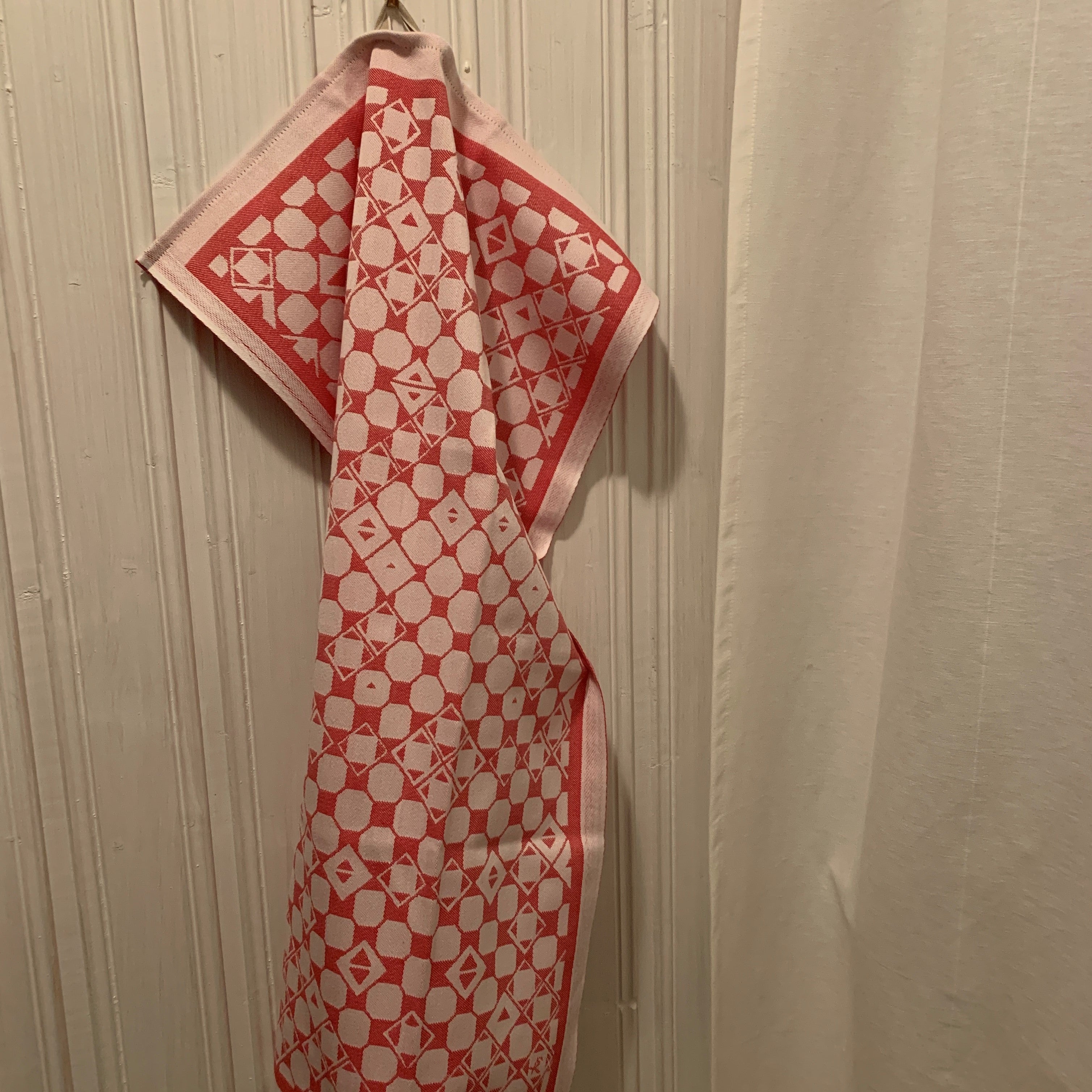 Risfjells Sameslöjds design "Marsfjälls Nåjdens Mönster" som handduk. Handduk i bomull och lin med vårt unika mönster från  Marsfjäll i Vilhelmina som Sven-Åke Risfjell upptäckt och återinfört i slöjden. I textil produktion av Doris Risfjell i samarbete med olika väverier. Handdukarnas mått är 50x70 cm. De finns i färgerna naturvit, blå, brun grå och röd. Här i rött.