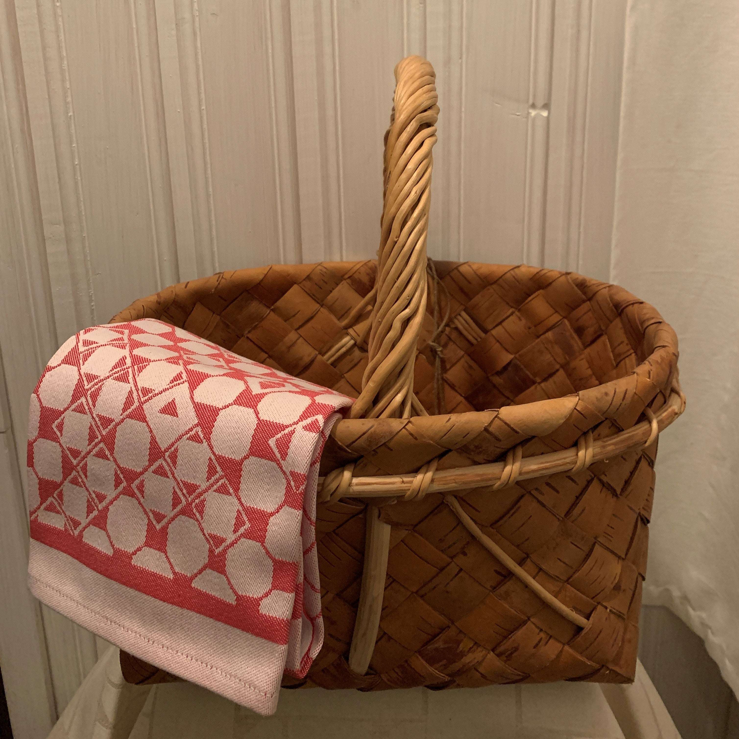 Risfjells Sameslöjds design "Marsfjälls Nåjdens Mönster" som handduk. Handduk i bomull och lin med vårt unika mönster från  Marsfjäll i Vilhelmina som Sven-Åke Risfjell upptäckt och återinfört i slöjden. I textil produktion av Doris Risfjell i samarbete med olika väverier. Handdukarnas mått är 50x70 cm. De finns i färgerna naturvit, blå, brun grå och röd. Här i rött.