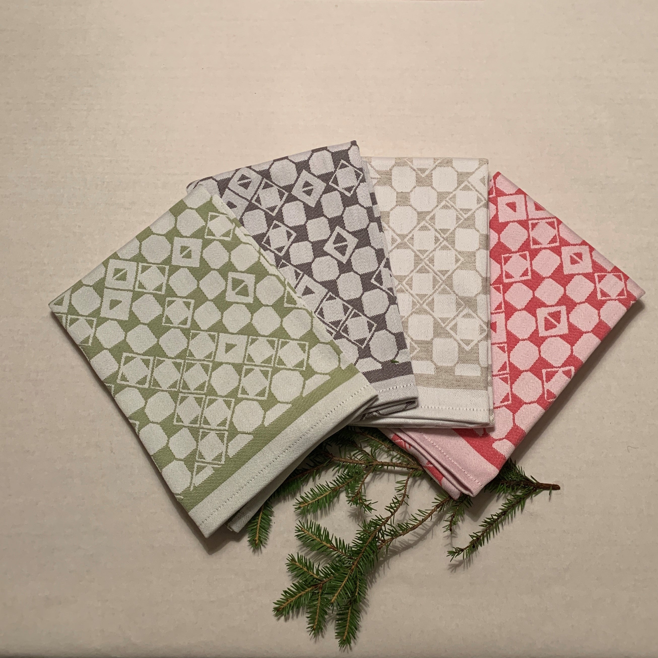 Risfjells design "Marsfjälls Nåjdens Mönster" som handduk. Handduk i bomull och lin med vårt unika mönster från  Marsfjäll i Vilhelmina som Sven-Åke Risfjell upptäckt och återinfört i slöjden. I textil produktion av Doris Risfjell i samarbete med olika väverier. Handdukarnas mått är 50x70 cm. De finns i färgerna naturvit, blå, brun grå och röd.