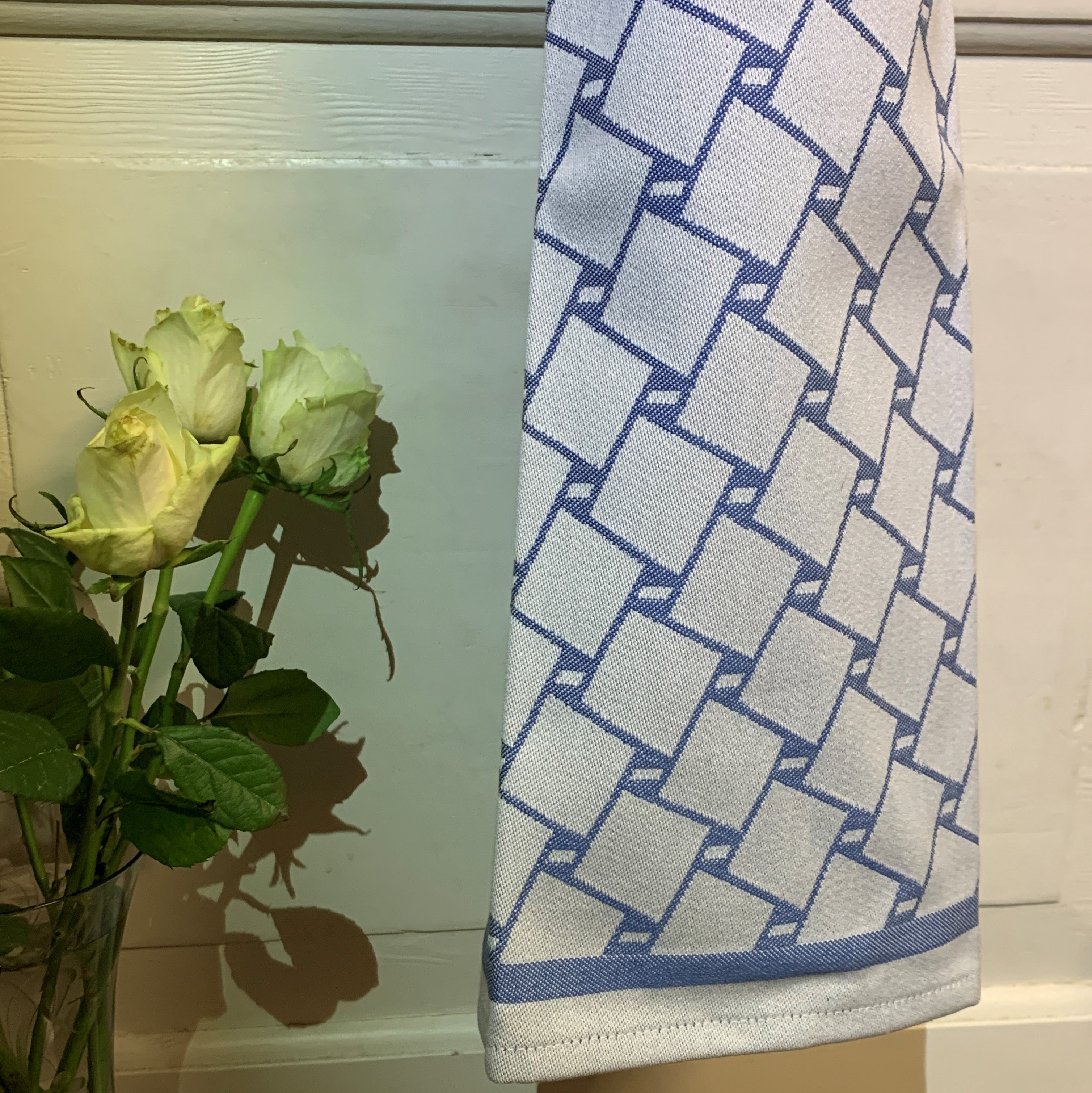 En handduk med nr tre av de tre sydsamiska flätmönster som går att återfinna på Marsfjällsnåjdens Daaskoe-väska som Sven-Åke Risfjell har satt ljus på i sin detaljstudie av väskan som han hittade tecknad i en bok i slutet av 1990-talet. Väskan är indelad i fyra fält med fyra olika mönster varav ett är helt unikt. Det gamla Nåjdmönstret är nu ett signum för Sven-Åkes slöjd där han graverar det  i olika kompositioner på sin slöjd. Doris Risfjell har i samarbete med olika väverier överfört väskans mönster till