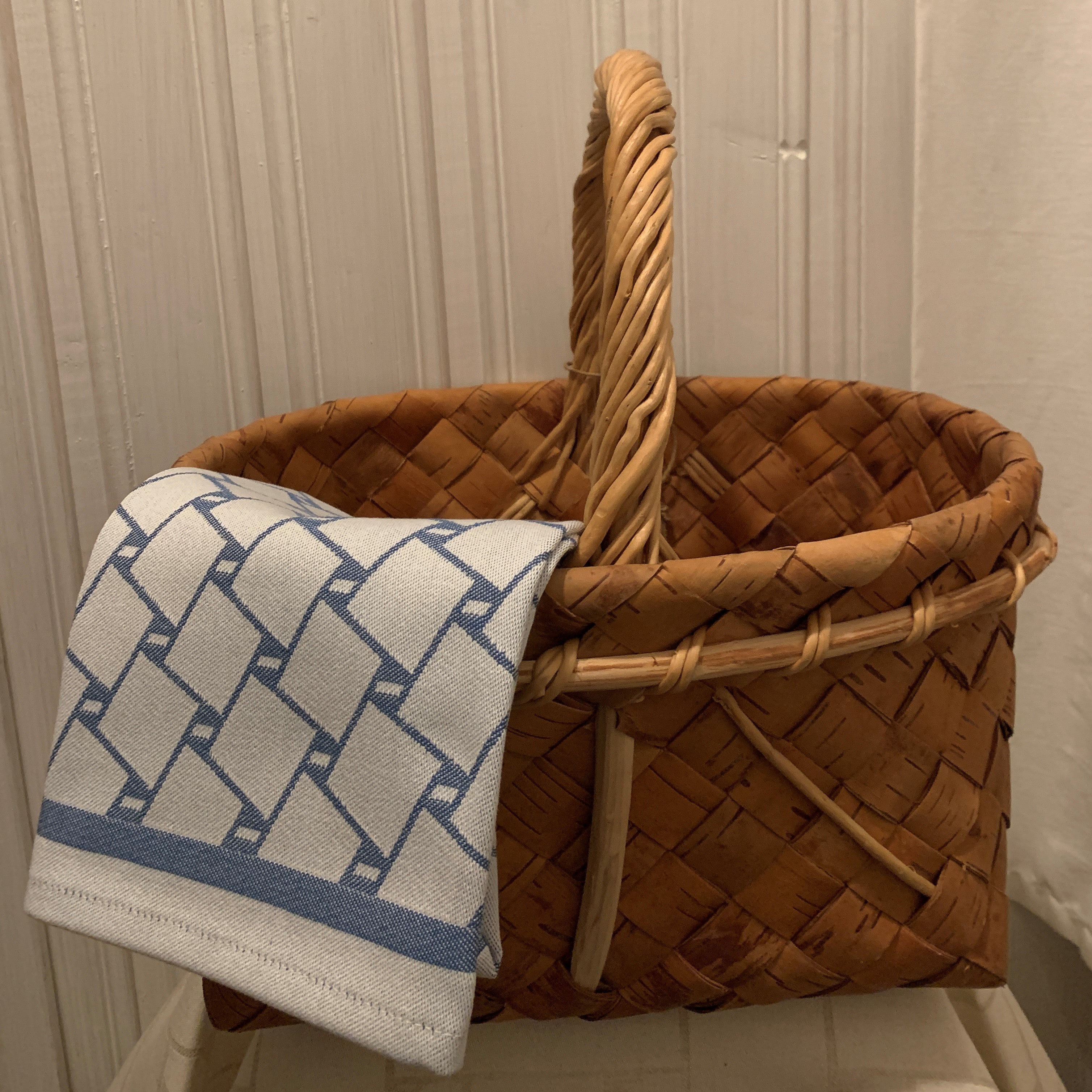 En handduk med nr tre av de tre sydsamiska flätmönster som går att återfinna på Marsfjällsnåjdens Daaskoe-väska som Sven-Åke Risfjell har satt ljus på i sin detaljstudie av väskan som han hittade tecknad i en bok i slutet av 1990-talet. Väskan är indelad i fyra fält med fyra olika mönster varav ett är helt unikt. Det gamla Nåjdmönstret är nu ett signum för Sven-Åkes slöjd där han graverar det  i olika kompositioner på sin slöjd. Doris Risfjell har i samarbete med olika väverier överfört väskans mönster till