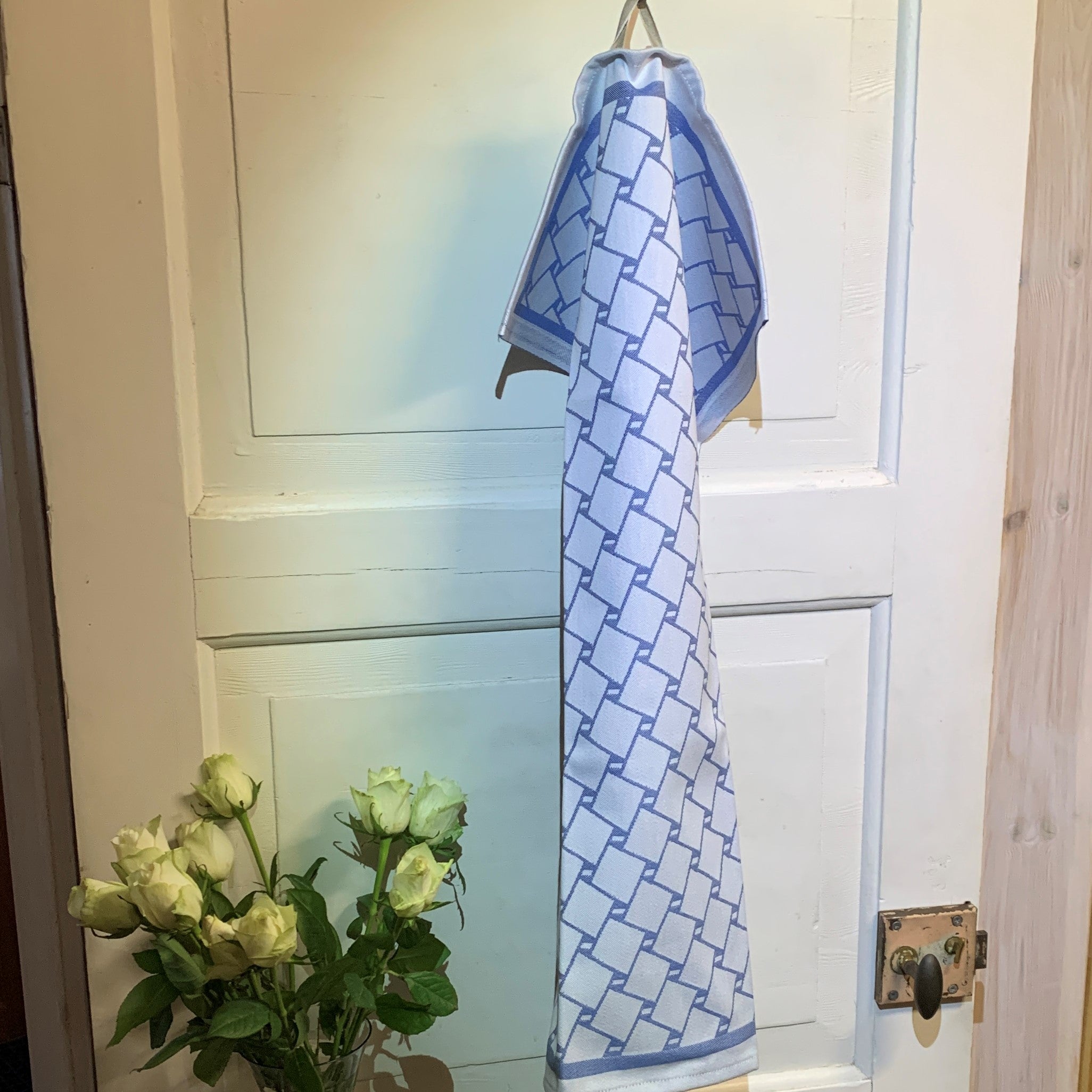 En handduk med nr tre av de tre sydsamiska flätmönster som går att återfinna på Marsfjällsnåjdens Daaskoe-väska som Sven-Åke Risfjell har satt ljus på i sin detaljstudie av väskan som han hittade tecknad i en bok i slutet av 1990-talet. Väskan är indelad i fyra fält med fyra olika mönster varav ett är helt unikt. Det gamla Nåjdmönstret är nu ett signum för Sven-Åkes slöjd där han graverar det  i olika kompositioner på sin slöjd. Doris Risfjell har i samarbete med olika väverier överfört väskans mönster till