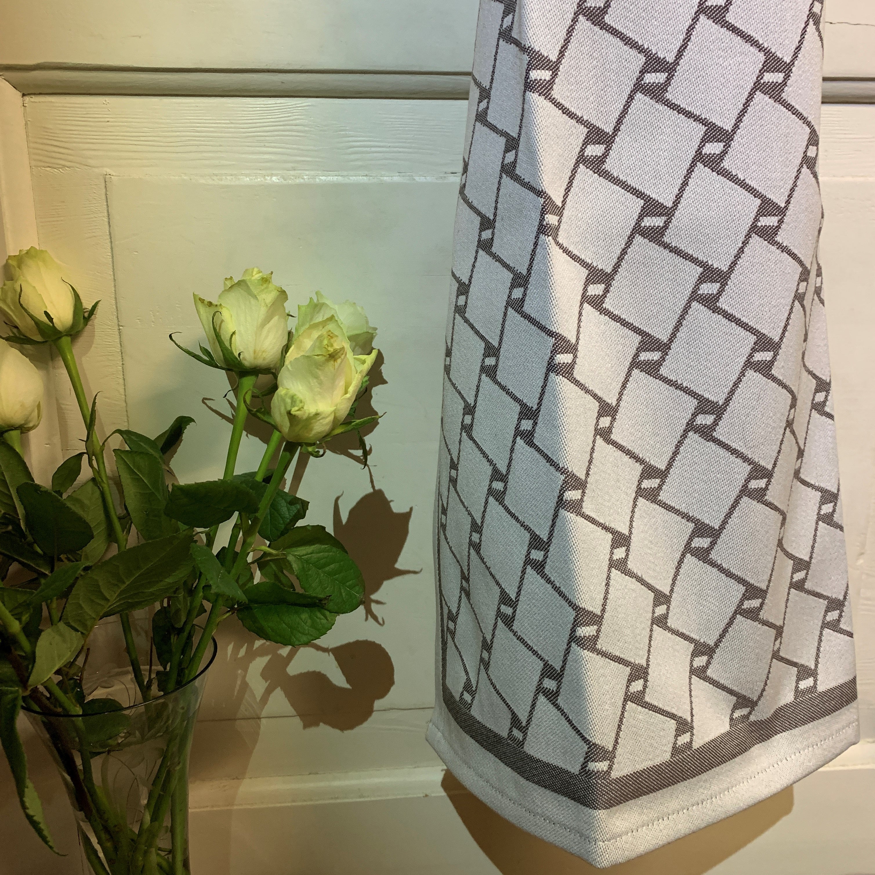 En handduk med nr tre av de tre sydsamiska flätmönster som går att återfinna på Marsfjällsnåjdens Daaskoe-väska som Sven-Åke Risfjell har satt ljus på i sin detaljstudie av väskan som han hittade tecknad i en bok i slutet av 1990-talet. Väskan är indelad i fyra fält med fyra olika mönster varav ett är helt unikt. Det gamla Nåjdmönstret är nu ett signum för Sven-Åkes slöjd där han graverar det  i olika kompositioner på sin slöjd. Doris Risfjell har i samarbete med olika väverier överfört väskans mönster till