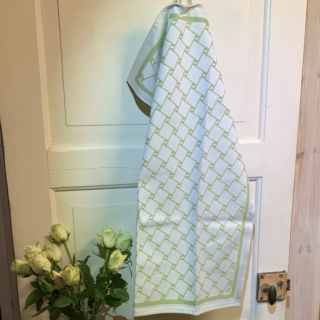 En handduk med nr tre av de tre sydsamiska flätmönster som går att återfinna på Marsfjällsnåjdens Daaskoe-väska som Sven-Åke Risfjell har satt ljus på i sin detaljstudie av väskan som han hittade tecknad i en bok i slutet av 1990-talet. Väskan är indelad i fyra fält med fyra olika mönster varav ett är helt unikt. Det gamla Nåjdmönstret är nu ett signum för Sven-Åkes slöjd där han graverar det  i olika kompositioner på sin slöjd. Doris Risfjell har i samarbete med olika väverier överfört väskans mönster till