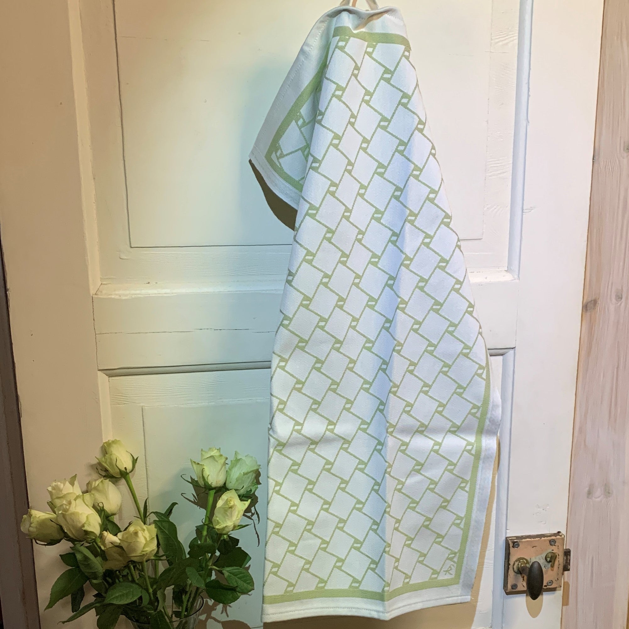 En handduk med nr tre av de tre sydsamiska flätmönster som går att återfinna på Marsfjällsnåjdens Daaskoe-väska som Sven-Åke Risfjell har satt ljus på i sin detaljstudie av väskan som han hittade tecknad i en bok i slutet av 1990-talet. Väskan är indelad i fyra fält med fyra olika mönster varav ett är helt unikt. Det gamla Nåjdmönstret är nu ett signum för Sven-Åkes slöjd där han graverar det  i olika kompositioner på sin slöjd. Doris Risfjell har i samarbete med olika väverier överfört väskans mönster till