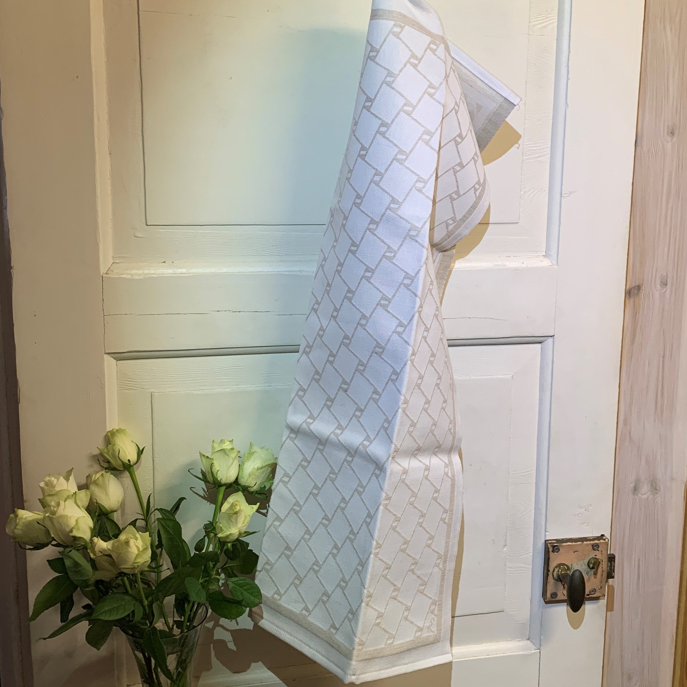 En handduk med nr tre av de tre sydsamiska flätmönster som går att återfinna på Marsfjällsnåjdens Daaskoe-väska som Sven-Åke Risfjell har satt ljus på i sin detaljstudie av väskan som han hittade tecknad i en bok i slutet av 1990-talet. Väskan är indelad i fyra fält med fyra olika mönster varav ett är helt unikt. Det gamla Nåjdmönstret är nu ett signum för Sven-Åkes slöjd där han graverar det  i olika kompositioner på sin slöjd. Doris Risfjell har i samarbete med olika väverier överfört väskans mönster till