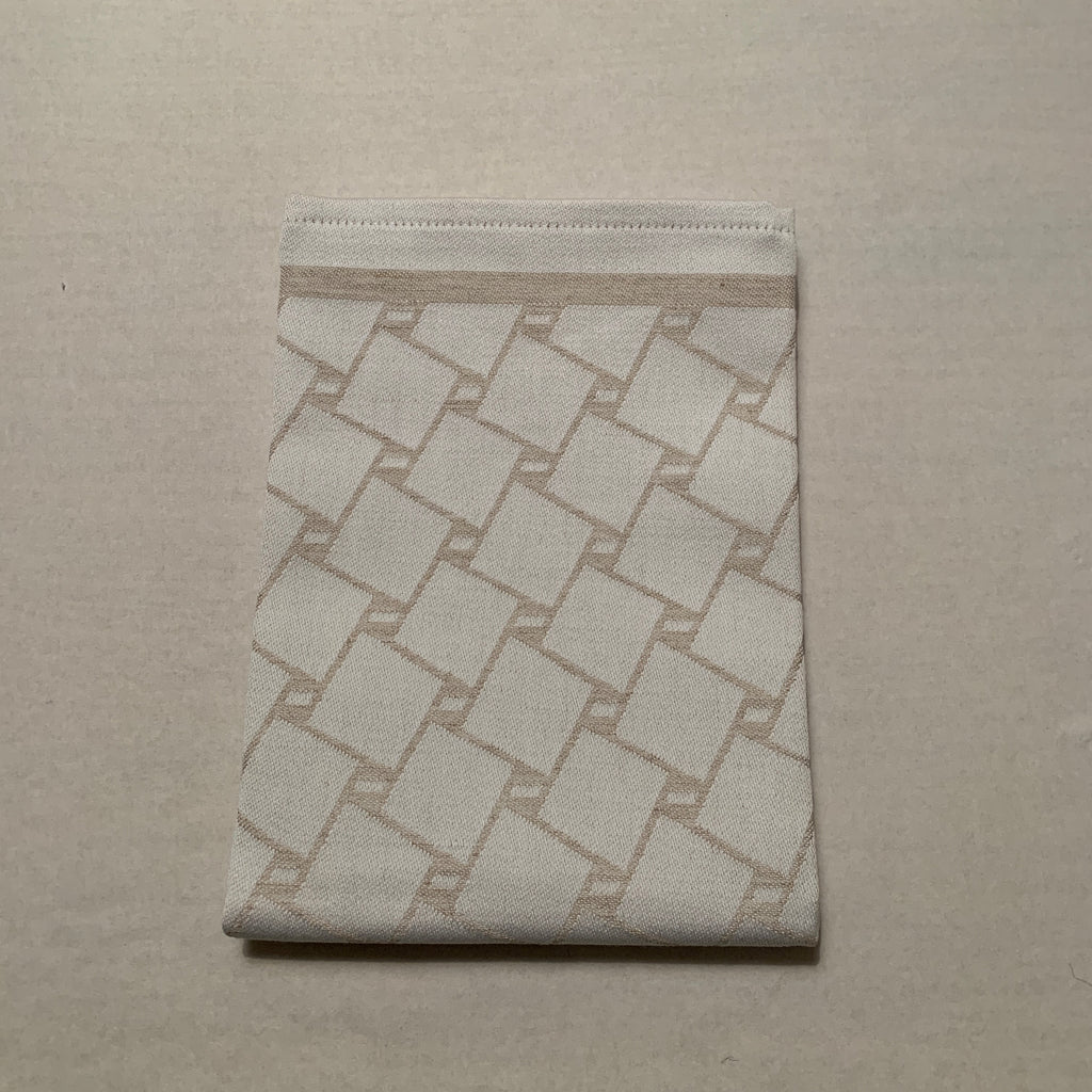 En handduk med nr tre av de tre sydsamiska flätmönster som går att återfinna på Marsfjällsnåjdens Daaskoe-väska som Sven-Åke Risfjell har satt ljus på i sin detaljstudie av väskan som han hittade tecknad i en bok i slutet av 1990-talet. Väskan är indelad i fyra fält med fyra olika mönster varav ett är helt unikt. Det gamla Nåjdmönstret är nu ett signum för Sven-Åkes slöjd där han graverar det  i olika kompositioner på sin slöjd. Doris Risfjell har i samarbete med olika väverier överfört väskans mönster till