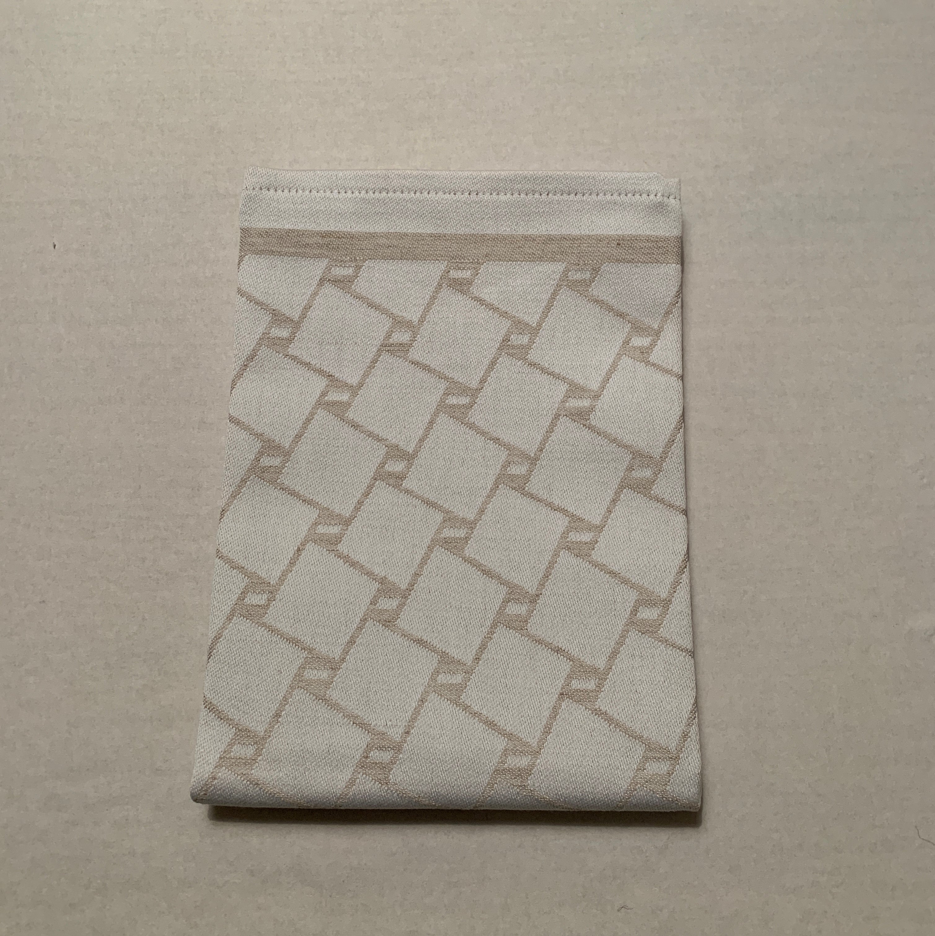 En handduk med nr tre av de tre sydsamiska flätmönster som går att återfinna på Marsfjällsnåjdens Daaskoe-väska som Sven-Åke Risfjell har satt ljus på i sin detaljstudie av väskan som han hittade tecknad i en bok i slutet av 1990-talet. Väskan är indelad i fyra fält med fyra olika mönster varav ett är helt unikt. Det gamla Nåjdmönstret är nu ett signum för Sven-Åkes slöjd där han graverar det  i olika kompositioner på sin slöjd. Doris Risfjell har i samarbete med olika väverier överfört väskans mönster till