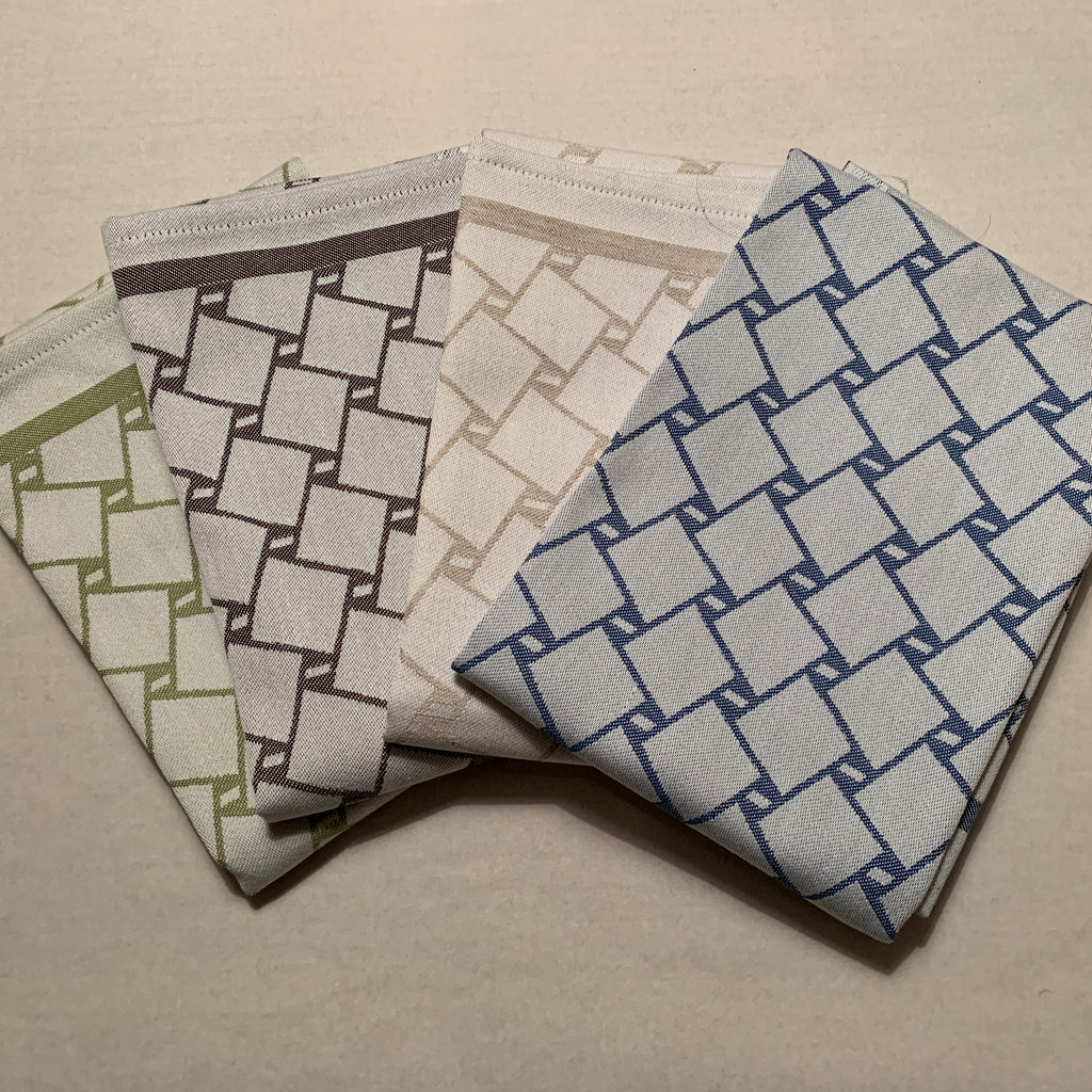 En handduk med nr tre av de tre sydsamiska flätmönster som går att återfinna på Marsfjällsnåjdens Daaskoe-väska som Sven-Åke Risfjell har satt ljus på i sin detaljstudie av väskan som han hittade tecknad i en bok i slutet av 1990-talet. Väskan är indelad i fyra fält med fyra olika mönster varav ett är helt unikt. Det gamla Nåjdmönstret är nu ett signum för Sven-Åkes slöjd där han graverar det  i olika kompositioner på sin slöjd. Doris Risfjell har i samarbete med olika väverier överfört väskans mönster till