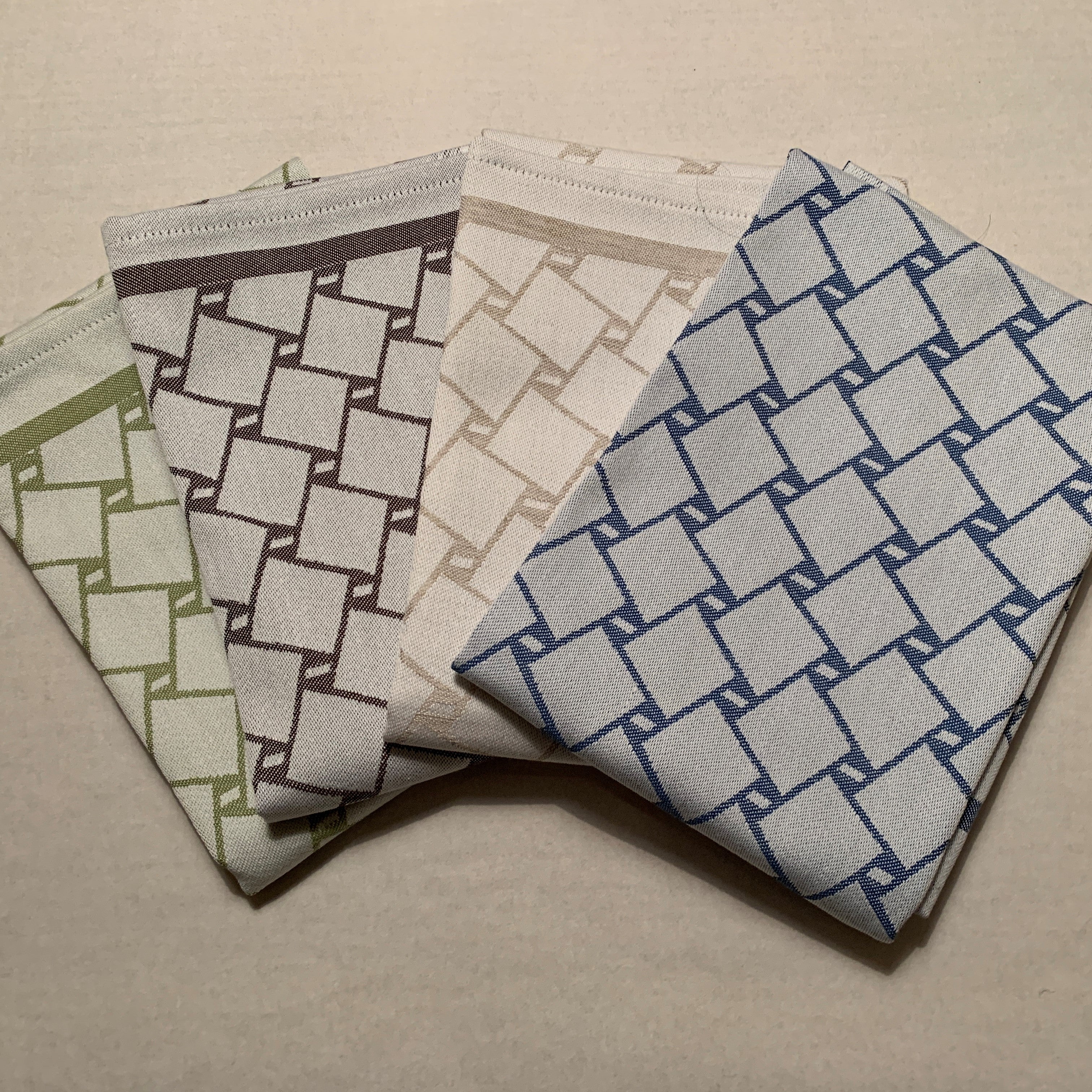 En handduk med nr tre av de tre sydsamiska flätmönster som går att återfinna på Marsfjällsnåjdens Daaskoe-väska som Sven-Åke Risfjell har satt ljus på i sin detaljstudie av väskan som han hittade tecknad i en bok i slutet av 1990-talet. Väskan är indelad i fyra fält med fyra olika mönster varav ett är helt unikt. Det gamla Nåjdmönstret är nu ett signum för Sven-Åkes slöjd där han graverar det  i olika kompositioner på sin slöjd. Doris Risfjell har i samarbete med olika väverier överfört väskans mönster till