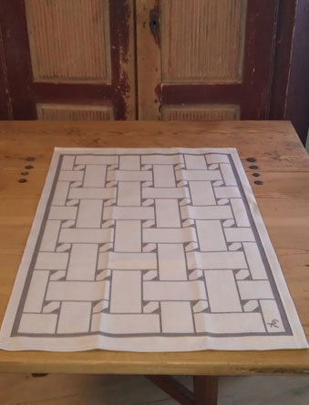 Handduk med rak sydsamisk fläta i design av Doris och Sven-Åke  Risfjell