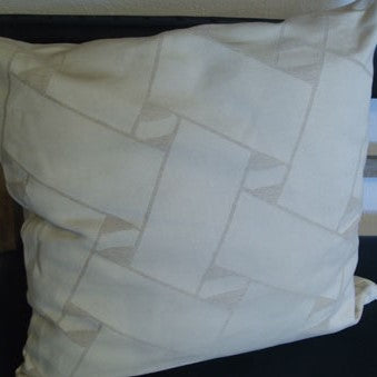 Risfjells designen kudde med sydsamiskt flätmönster från Marsfjällsnåjdens Daaskoe-väska.En unik produkt från oss.  Den är vävt i Sverige i bomull och lin. Tål att tvättas i 95 grader. Spinning, vävning, blekning, tvätt, färgning och tryckning har skett enligt Naturskyddsföreningens krav. Storlek 40x40.Den finns i två färger. Grå och Linnefärgad, naturvit. Här linets färg i flata på vit botten.