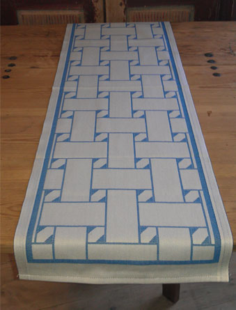 En unik produkt från oss Risfjells Sameslöjd. En löpare med nr 2 av de tre sydsamiska flätmönster som går att återfinna på Marsfjällsnåjdens Daaskoe/väska som Sven-Åke Risfjell har satt ljus på i sin detaljstudie av väskan som han såg tecknad i en bok i slutet av 1990-talet. I textil produktion av Doris Risfjell i samarbete med olika väverier.Den är gjord i bomull och lin. Bredd 38 cm. Längd 120 cm.        