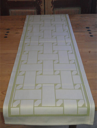 En unik produkt från oss Risfjells Sameslöjd. En löpare med nr 2 av de tre sydsamiska flätmönster som går att återfinna på Marsfjällsnåjdens Daaskoe/väska som Sven-Åke Risfjell har satt ljus på i sin detaljstudie av väskan som han såg tecknad i en bok i slutet av 1990-talet. I textil produktion av Doris Risfjell i samarbete med olika väverier.Den är gjord i bomull och lin. Bredd 38 cm. Längd 120 cm. Här i grön färgställning.       