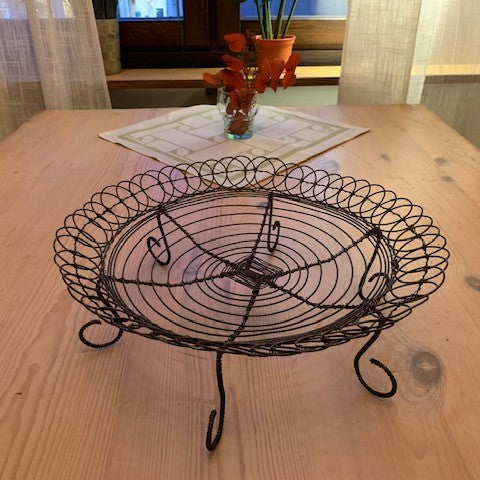 I vår presentavdelning har vi nybyggar/allmogeslöjd. Där hittar du detta bröd eller kakfat i tråd/luffarslöjd tillverkad av Alf Eriksson. Den är 11,5 cm hög. Diameter 30 cm. Många samer blev nybyggare bosättare på sin egen mark sedan Lappmarksplakatet gjorde sig gällande 1673 och sålunda en del av den samiska historien. Behov av ny bruksslöjd anpassad till det icke nomadiserade livet uppstod. Av den anledningen tar vi in nybyggar/allmoge slöjd i vår butik.