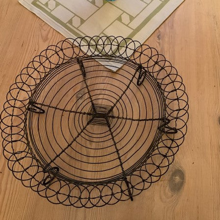 I vår presentavdelning har vi nybyggar/allmogeslöjd. Där hittar du detta bröd eller kakfat i tråd/luffarslöjd tillverkad av Alf Eriksson. Den är 11,5 cm hög. Diameter 30 cm. Många samer blev nybyggare bosättare på sin egen mark sedan Lappmarksplakatet gjorde sig gällande 1673 och sålunda en del av den samiska historien. Behov av ny bruksslöjd anpassad till det icke nomadiserade livet uppstod. Av den anledningen tar vi in nybyggar/allmoge slöjd i vår butik.