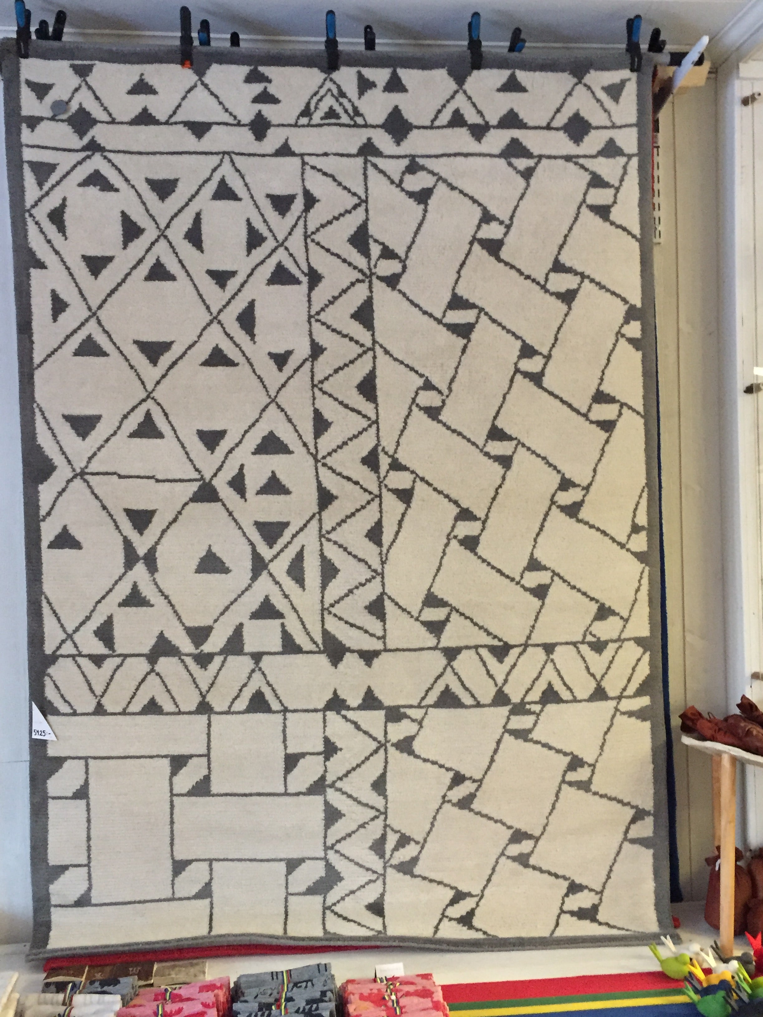 Matta Daaskoe handknuten  i sydsamisk design Risfjells Sameslöjd 200 x 300 cm