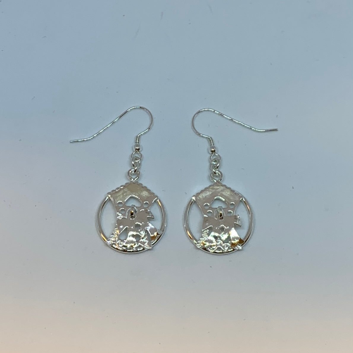 Traditionssmycket Fatmomakke maljan som örhänge i silver. Förlagan är hittad i en grav i i den gamla samiska mötesplatsen Fatmomakke i Vilhelmina. Diameter på ringen 16 mm. Örhängets längd från hänget 34 mm. Finns hos Risjfells Sameslöjd i Vilhelmina, södra Lappland.