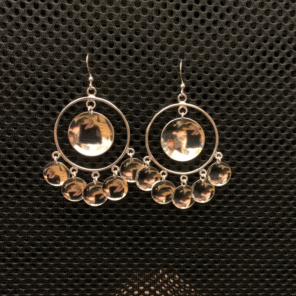 Örhängen Solglitter samisk design i silver stor modell. Diameter 32 mm. Längd 50 mm plus krok. Fem små konkava hängen i nedre kant av den stora ringen och ett stort konkavt hänge i mitten av ringen. Finns hos Risfjells Sameslöjd, Vilhelmina