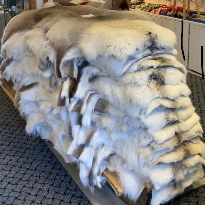 Beredda renskinn av första kvalitet för inomhusbruk och dekoration. Högsta kvalitet av fyra nivåer. Färgen varierar från skinn till skinn. Bilden visar en hela hög av skinn i olika färgskiftningar. Risjfells Sameslöjd i Vilhelmina, södra Lappland.