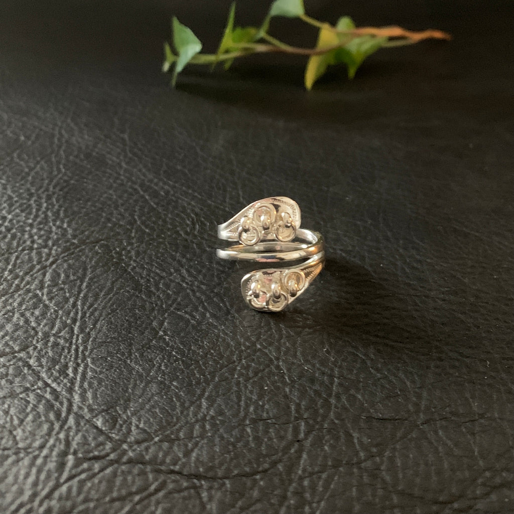 Jokkmokksringen dubbel där tradition och förnyelse möts i designen. Den är ställbar i 925 Sterling silver. Finns hos Risfjells Sameslöjd i Vilhelmina.