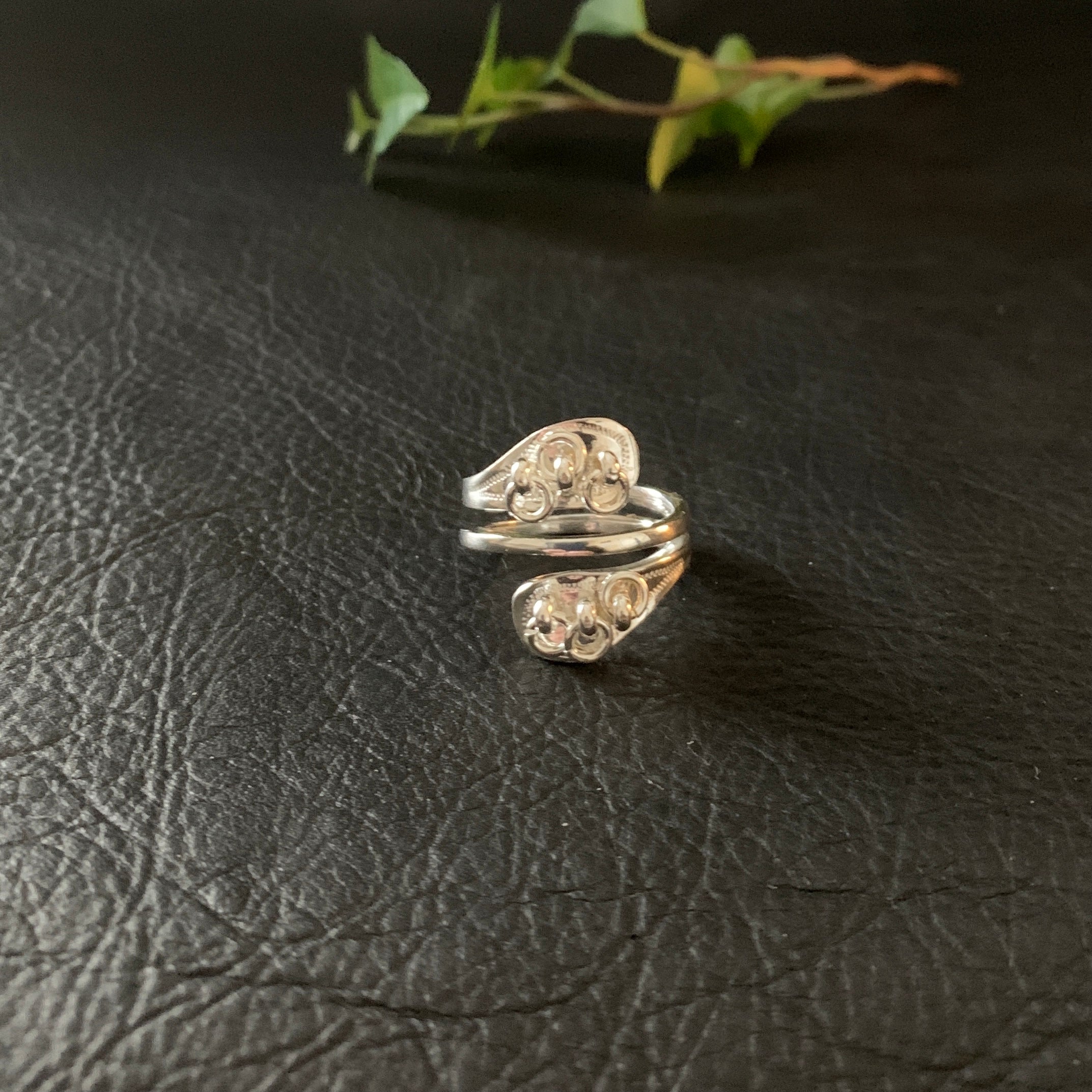 Jokkmokksringen dubbel där tradition och förnyelse möts i designen. Den är ställbar i 925 Sterling silver. Finns hos Risfjells Sameslöjd i Vilhelmina.