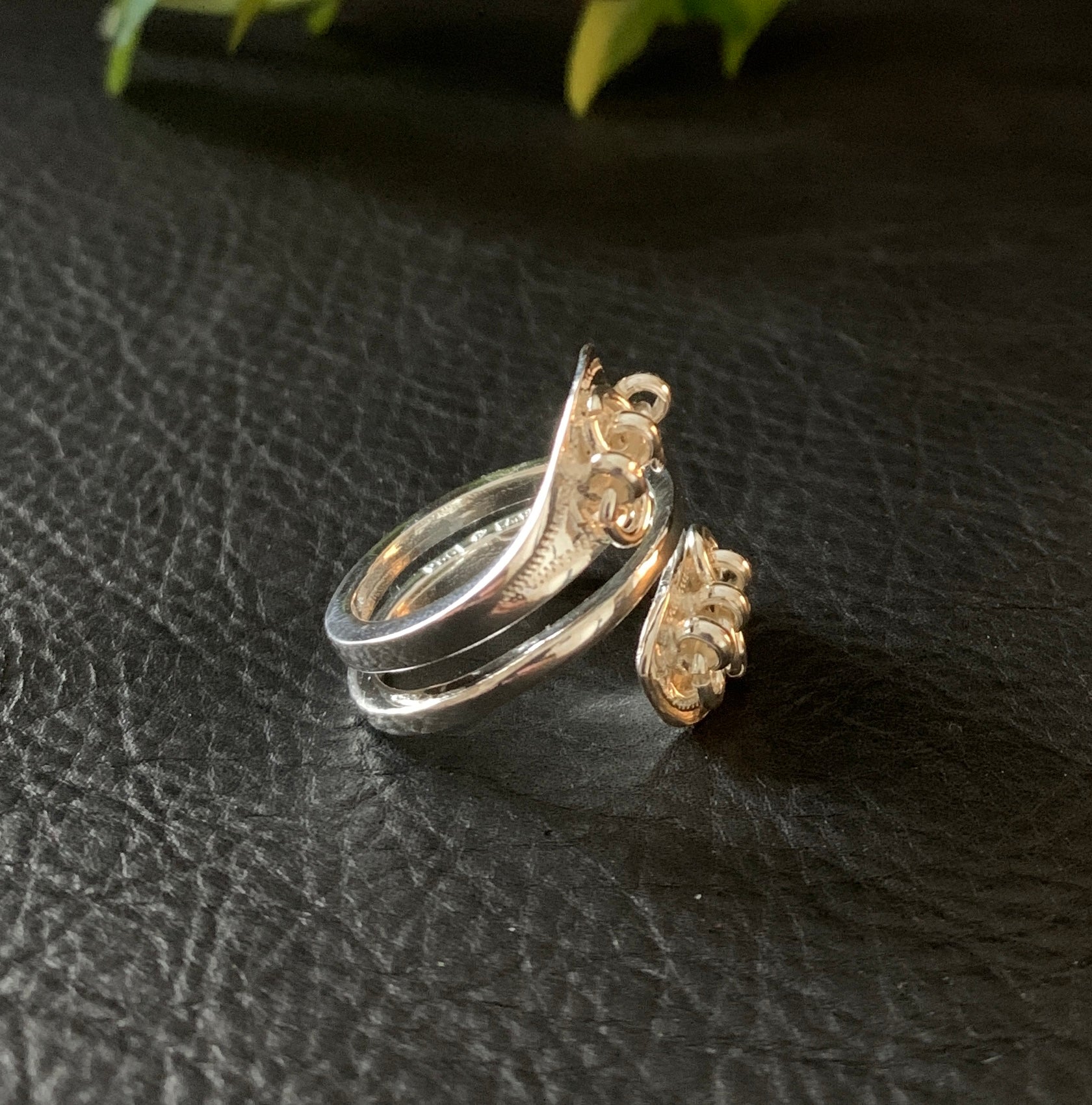 Jokkmokksringen dubbel där tradition och förnyelse möts i designen. Den är ställbar i 925 Sterling silver. Finns hos Risfjells Sameslöjd i Vilhelmina.