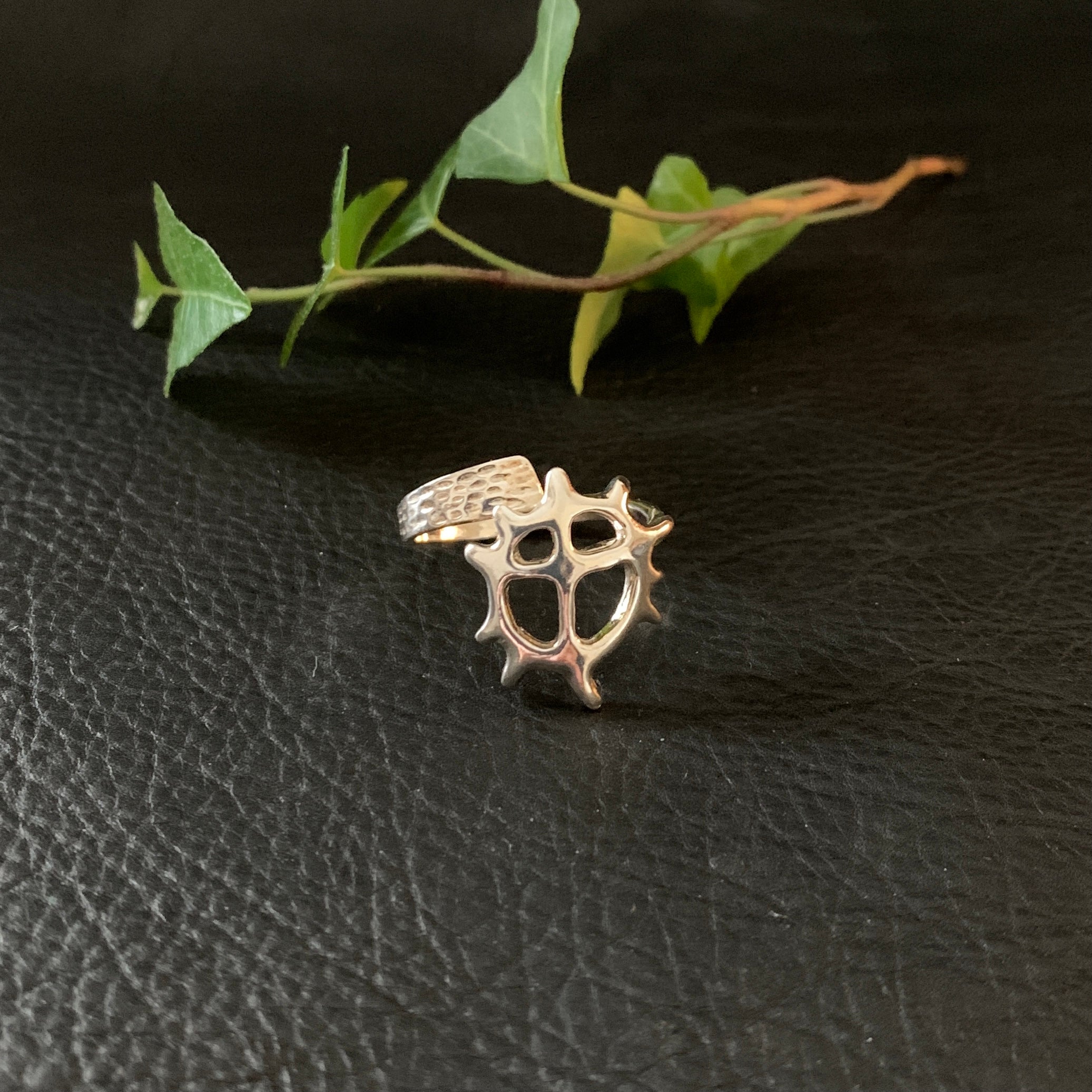 Ställbar ring Solhjulet i 925 sterling silver. Solhjulet är en av de samiska tecknen du hittar på samiska trumman. Solen var central i den samiska religionen. Finns hos Risfjells Sameslöjd i Vilhelmina.