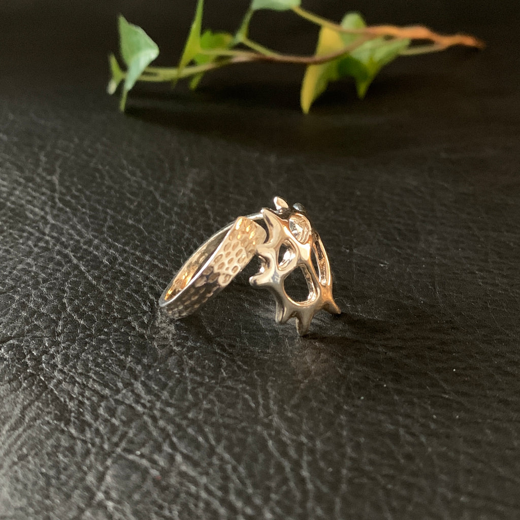Ställbar ring Solhjulet i 925 sterling silver. Solhjulet är en av de samiska tecknen du hittar på samiska trumman. Solen var central i den samiska religionen. Finns hos Risfjells Sameslöjd i Vilhelmina.