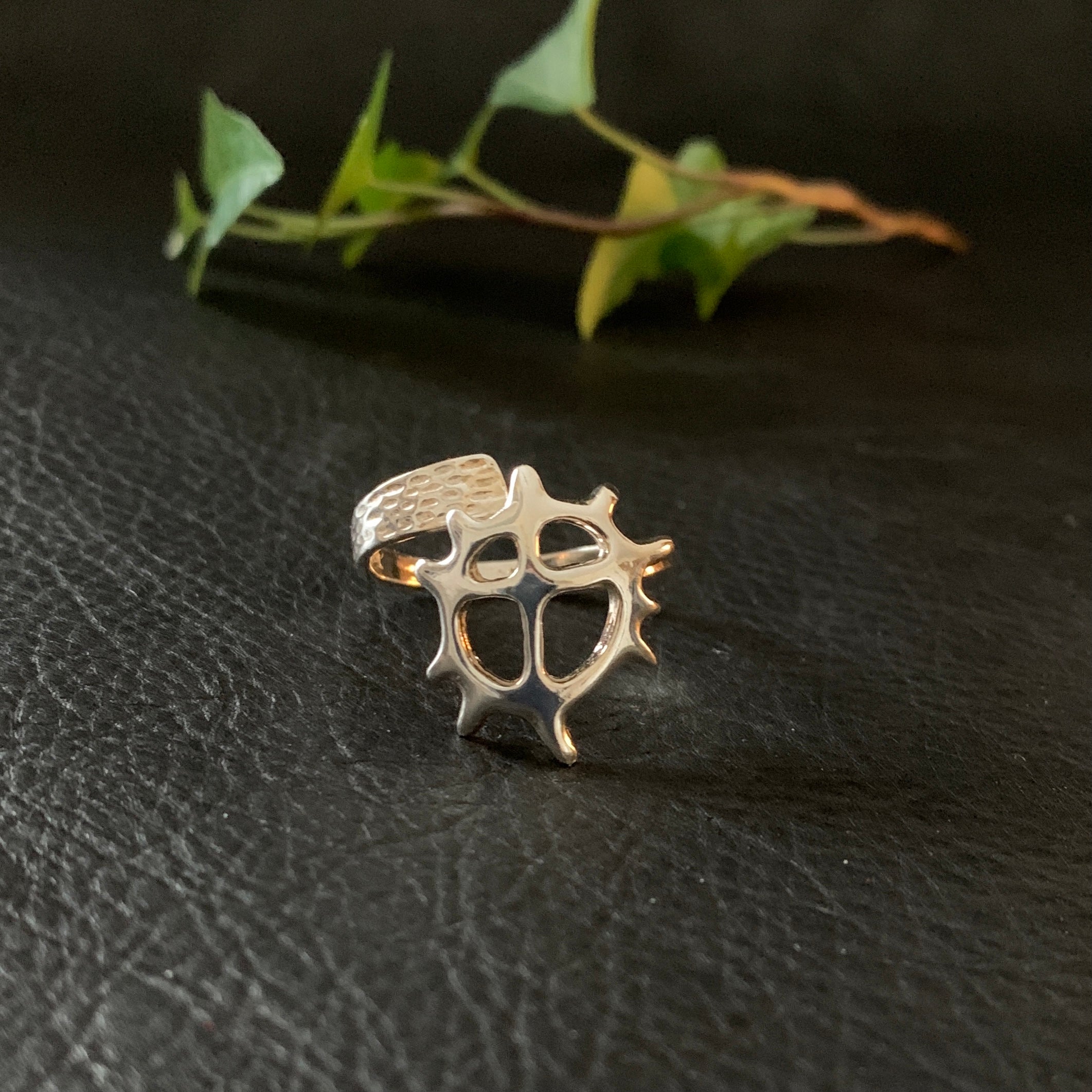 Ställbar ring Solhjulet i 925 sterling silver. Solhjulet är en av de samiska tecknen du hittar på samiska trumman. Solen var central i den samiska religionen. Finns hos Risfjells Sameslöjd i Vilhelmina.