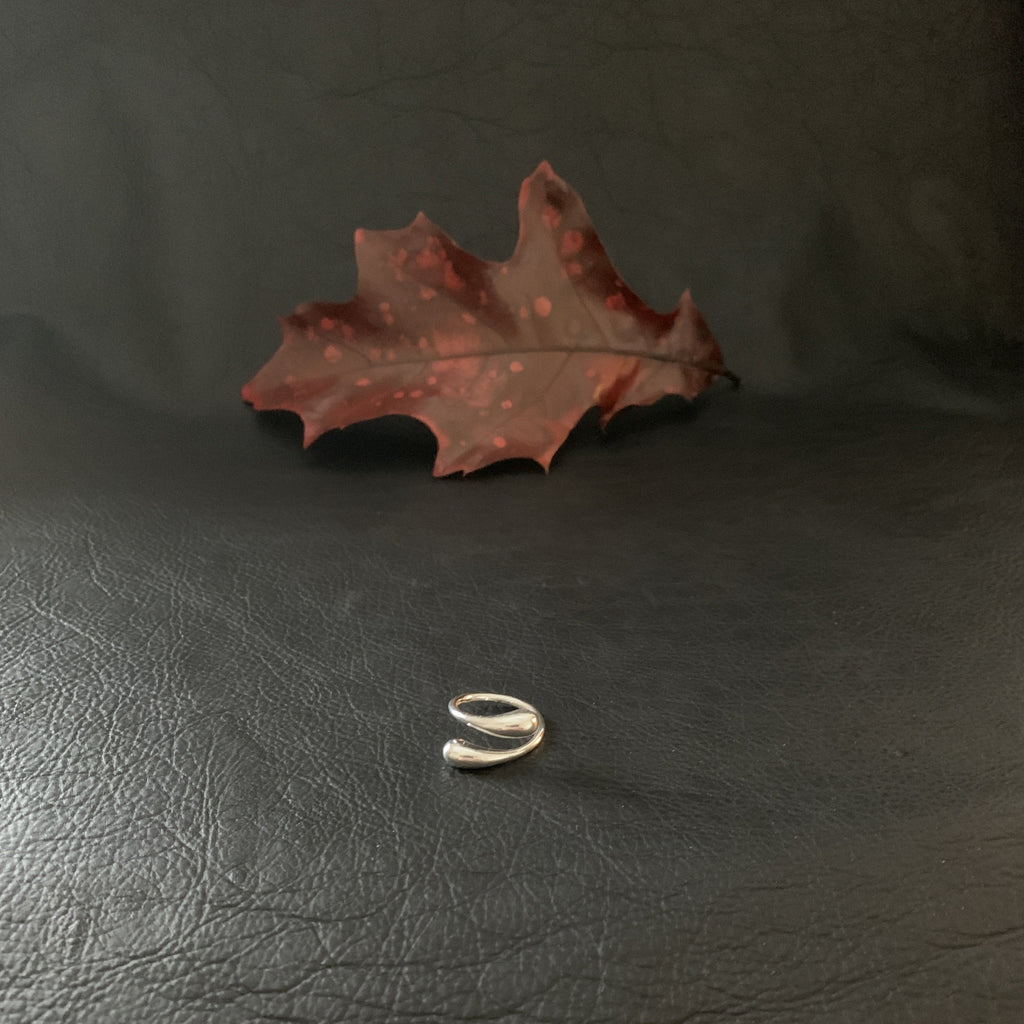 Ring Trollforsen med inspiration från Trollforsen Pite älv. Den är ställbar i 925 Sterling silver. Finns hos Risfjells Sameslöjd i Vilhelmina.