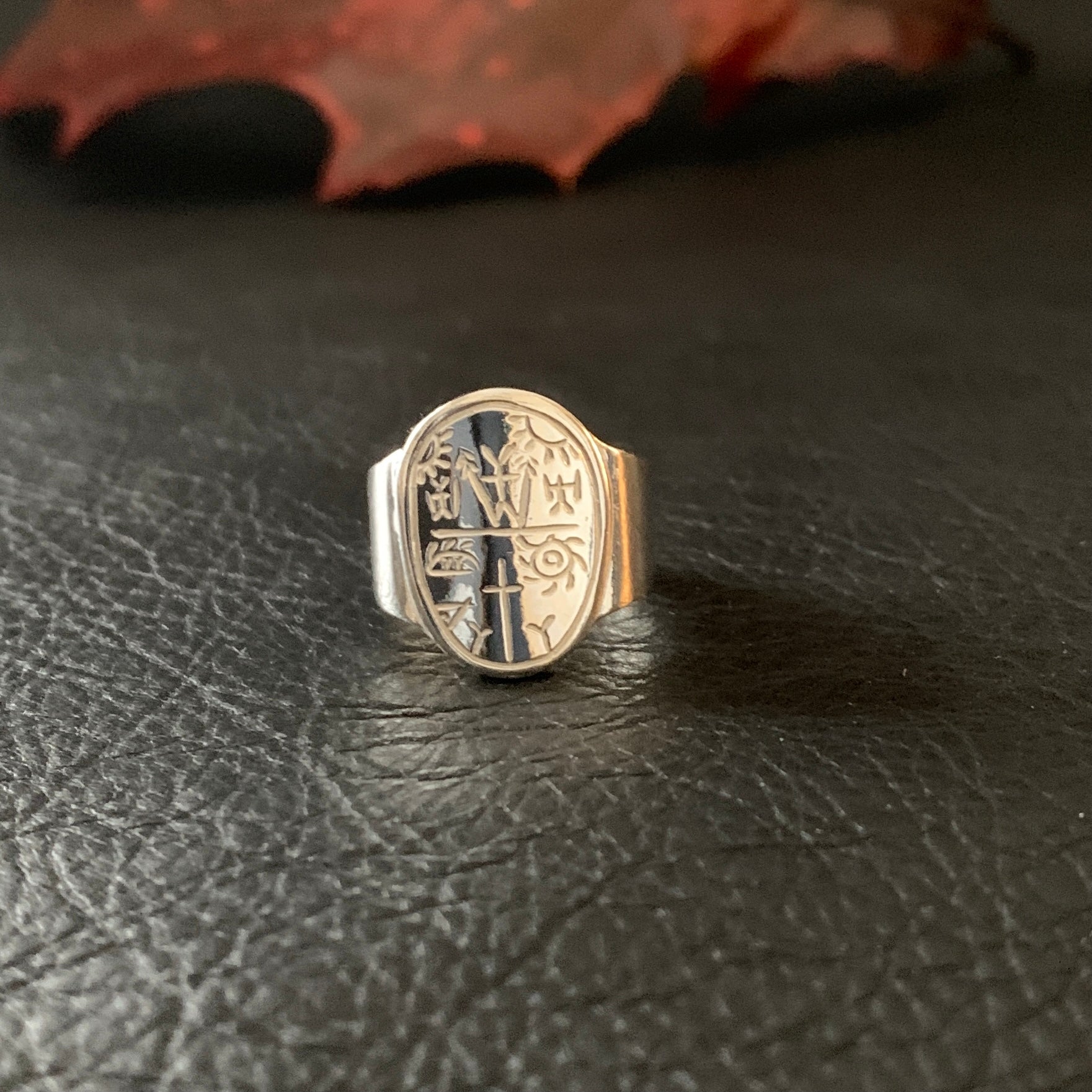 Samiska trumman i silver som ring. Trummans bredd är 14 mm och höjden är 20 mm. Finns hos Risfjells Sameslöjd i Vilhelmina, Södra Lappland.