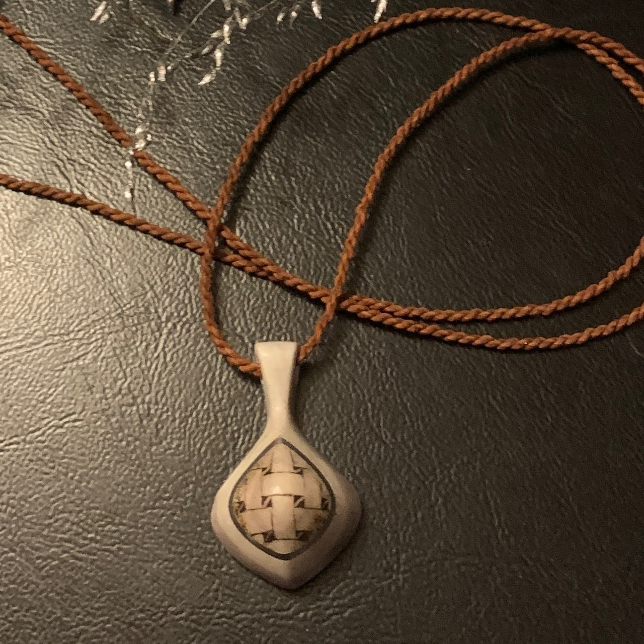 Halsband Risfjellssmycket med sydsamisk gravyr Sven-Åke Risfjell