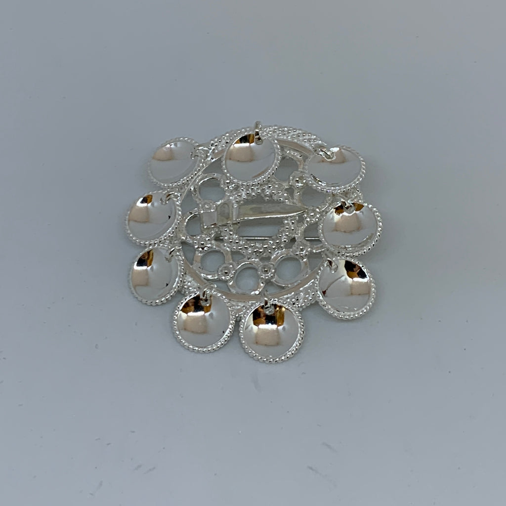 Brosch Riskuu i silver nio runda löv. Filigranarbete runt löven och hela broschets runda ring. Diameter på ringen är 4 cm. Höjd med löv är 5 cm. Finns hos Risfjells Sameslöjd i Vilhelmina, södra Lappland