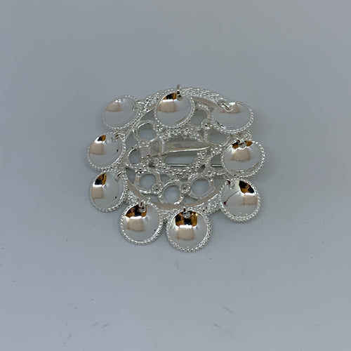 Brosch Riskuu i silver nio runda löv. Filigranarbete runt löven och hela broschets runda ring. Diameter på ringen är 4 cm. Höjd med löv är 5 cm. Finns hos Risfjells Sameslöjd i Vilhelmina, södra Lappland