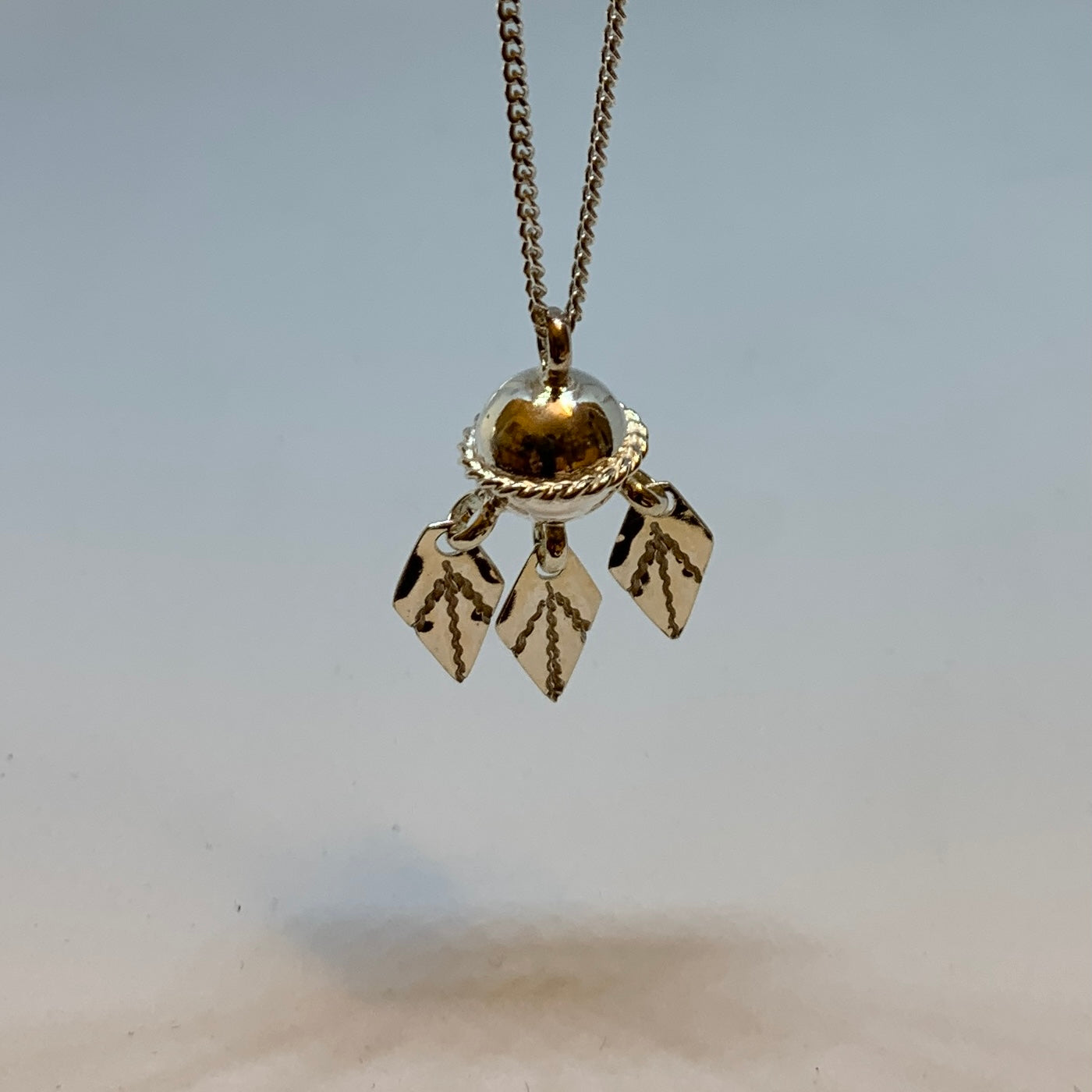 Halsband Komsekula i silver med midja och tre kråkfotslöv 10 mm. Komsekulean är ett samiskt kultursmycke. Finns hos Risfjells Sameslöjd i Vilhelmina, södra Lappland.