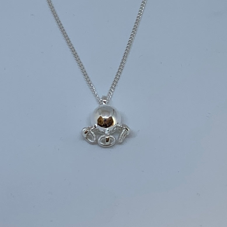 Vacker komsekula i silver med tre lindade små ringar hängande under. Kedjans längd är 45 cm.Kulans diameter är 10 mm. Komsekulan är ett samiskt kultursmycke. Finns hos Risfjells Sameslöjd i Vilhelmina, södra Lappland.