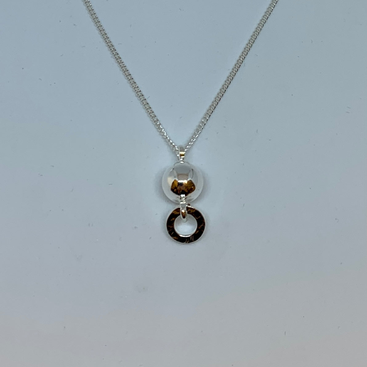Samiska silversmycken Komsekula 10 mm med smidd ring. Kulans diameter 10 mm och ringen 9 mm.  Silverkedja 45 cm. Finns hos oss Risfjells Sameslöjd. Vilhelmina Södra Lappland