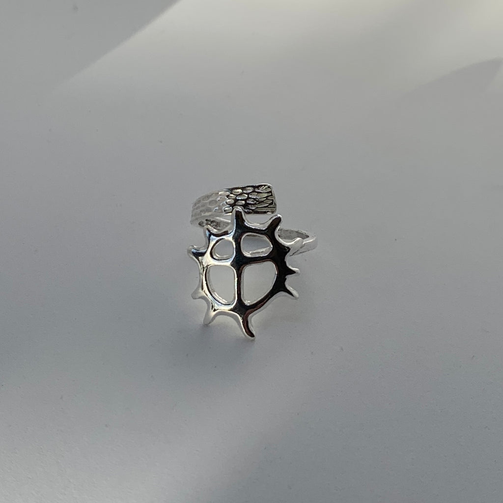Ställbar ring Solhjulet i 925 sterling silver. Solhjulet är en av de samiska tecknen du hittar på samiska trumman. Solen var central i den samiska religionen. Bredd  12 mm. Risjfell Sameslöjd, Vilhelmina i södra Lappland