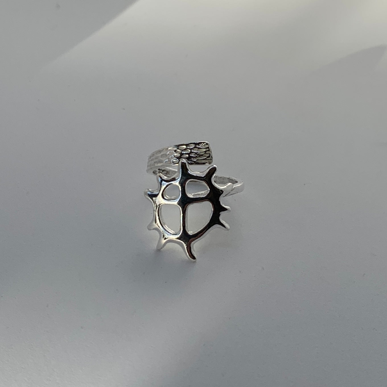 Ställbar ring Solhjulet i 925 sterling silver. Solhjulet är en av de samiska tecknen du hittar på samiska trumman. Solen var central i den samiska religionen. Bredd  12 mm. Risjfell Sameslöjd, Vilhelmina i södra Lappland