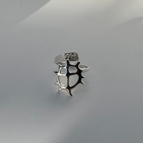 Samiskt smycke Ring i silver med solsymbol. Ringen är ställbar. Finns hos Risfjells Sameslöjd i Vilhelmina,södra Lappland