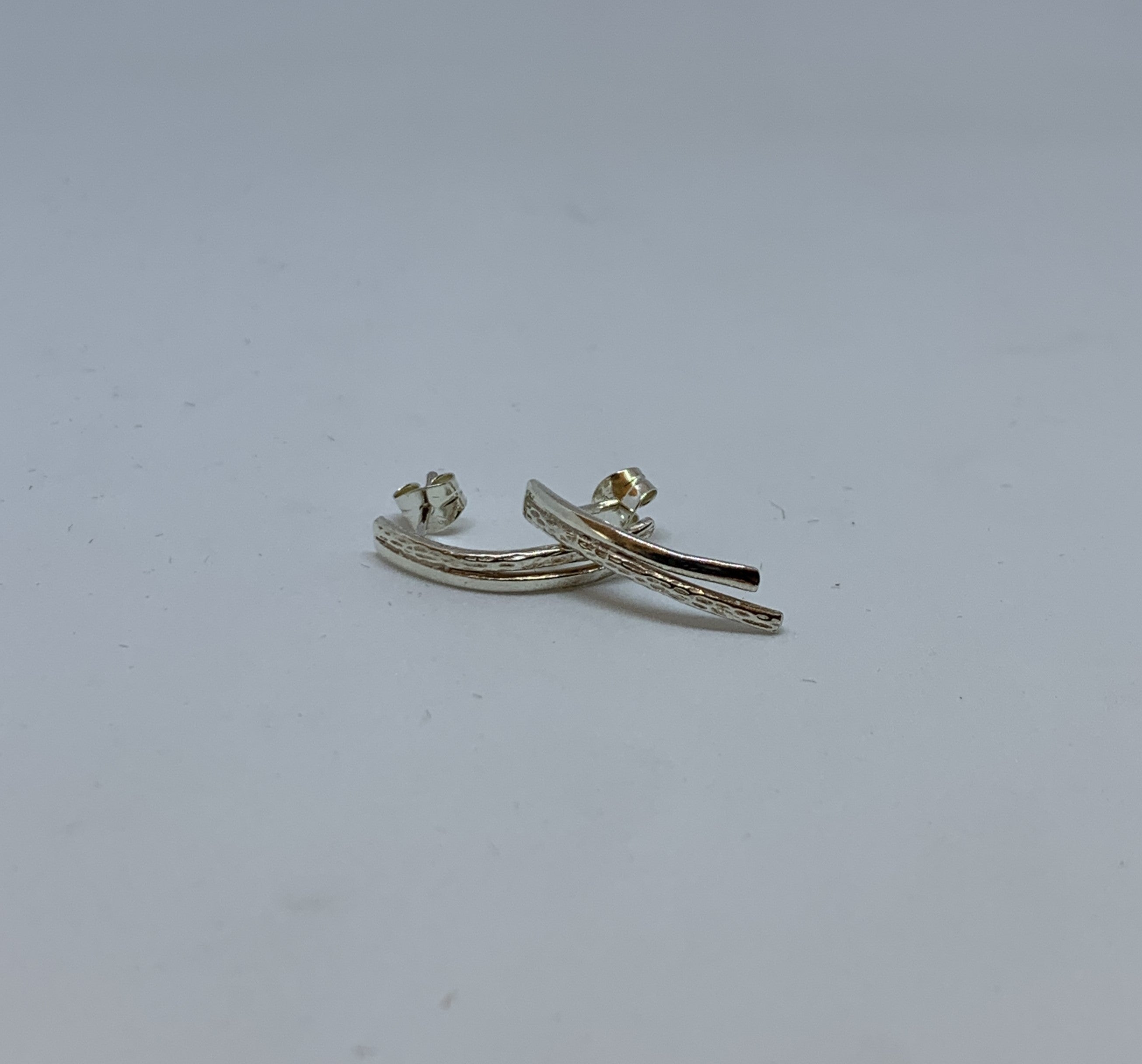 Örhängen Storforsen i silver. Längd 20 mm och bredd 4 mm. Stiftörhänge. Finns hos Risfjells Sameslöjd i Vilhelmina, södra Lappland. 