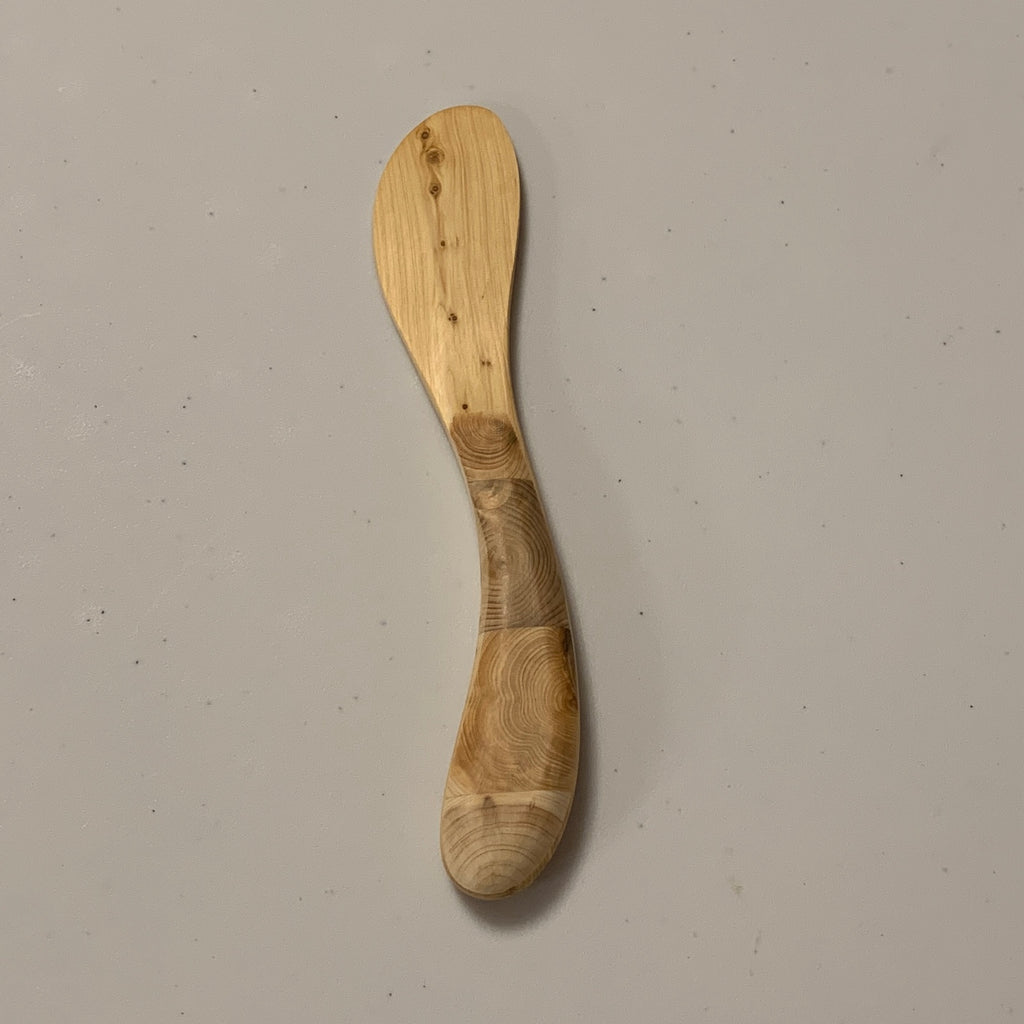 Smörkniv i ene med mosaikskaft. Längd runt 18 cm. 