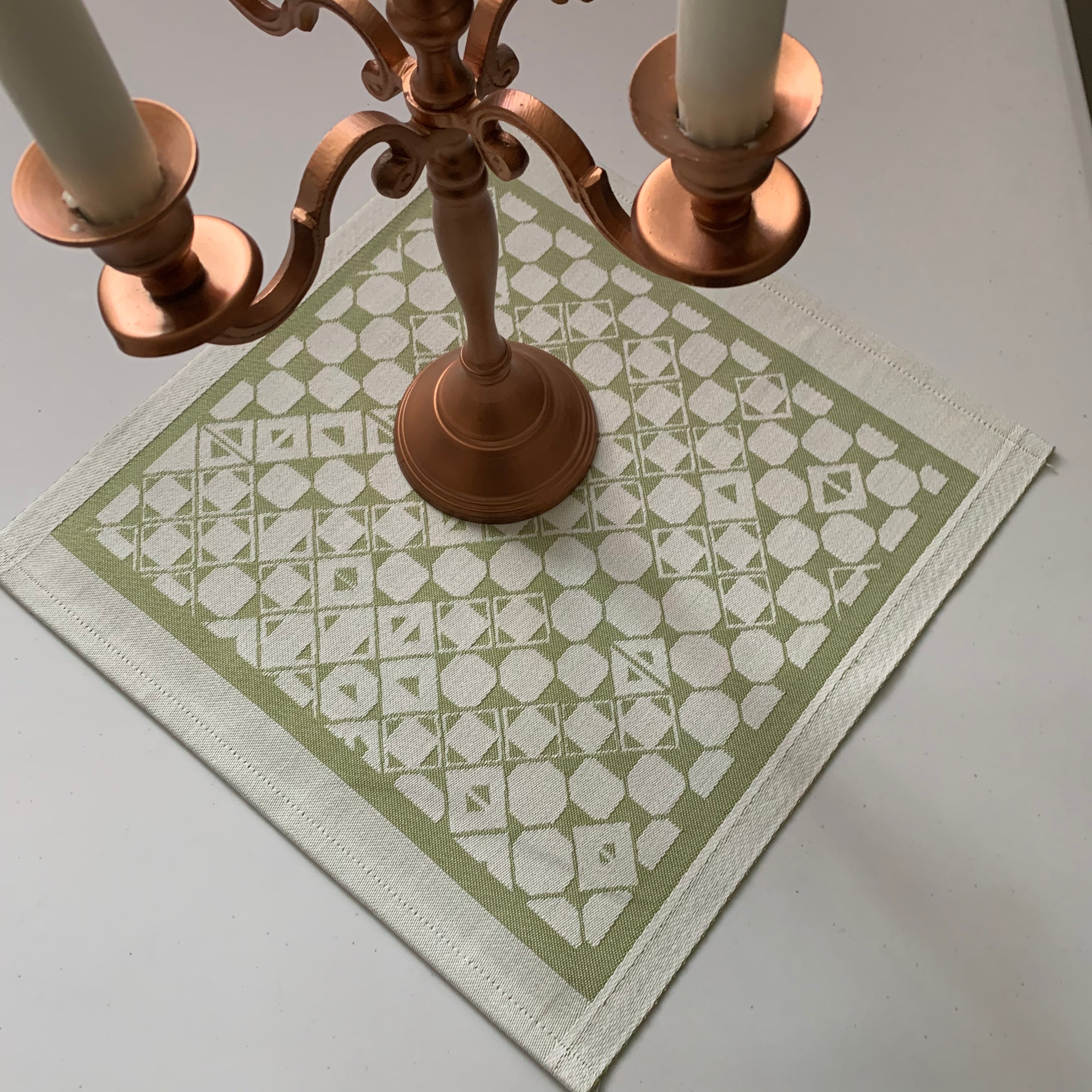 Doris och Sven-Åke Risfjells design "Nåjdmönstret från Marsfjäll" som bordstabletter. En unik produkt från oss. Den är vävd i Sverige  i lin och bomull. Tål att tvättas i 95 grader. Spinning, vävning, blekning, tvätt, färgning och tryckning har skett enligt Naturskyddsföreningens krav.  Storlek  35x35 cm.    