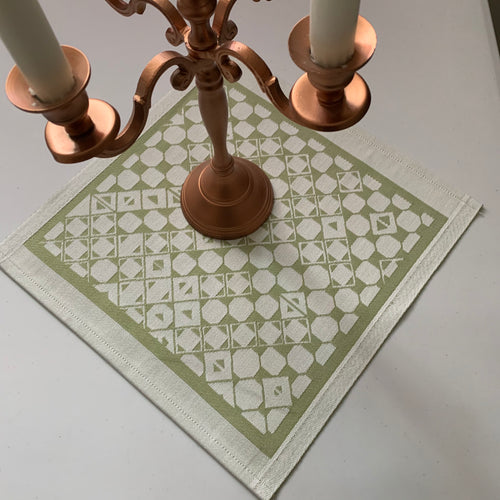 Doris och Sven-Åke Risfjells design "Nåjdmönstret från Marsfjäll" som bordstabletter. En unik produkt från oss. Den är vävd i Sverige  i lin och bomull. Tål att tvättas i 95 grader. Spinning, vävning, blekning, tvätt, färgning och tryckning har skett enligt Naturskyddsföreningens krav.  Storlek  35x35 cm.    